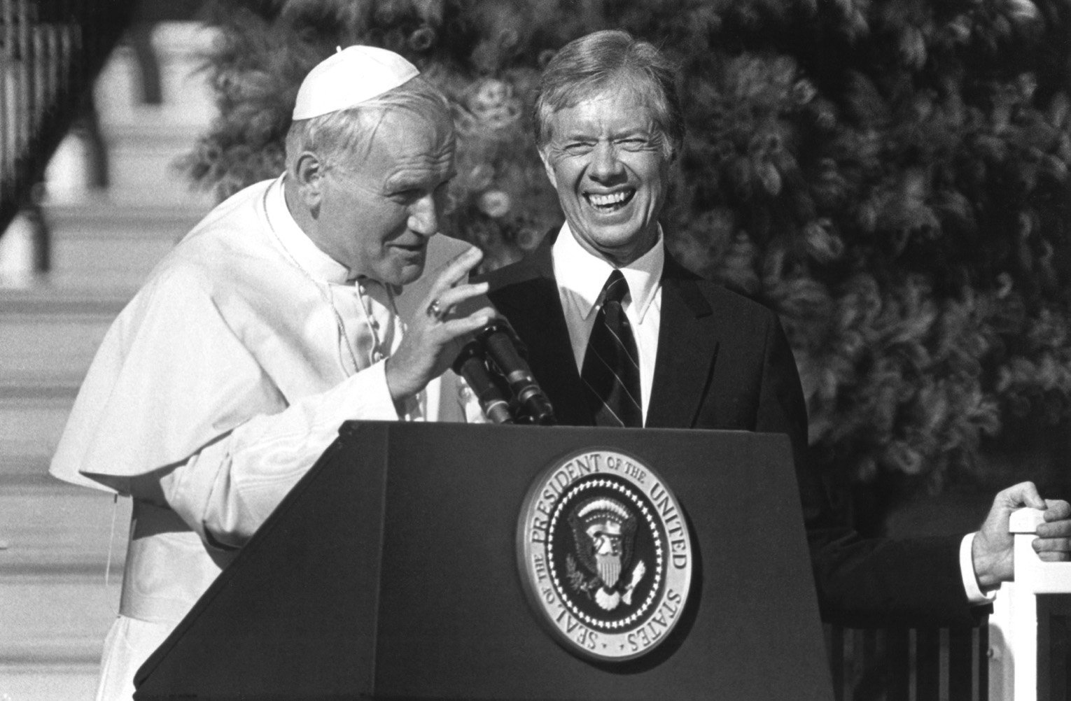 San Juan Pablo II interviene en una rueda de prensa con el Presidente Jimmy Carter en la Rosaleda de la Casa Blanca el 6 de octubre de 1979. Carter murió el 29 de diciembre de 2024, a los 100 años, en su casa de Plains, Georgia. (OSV News photo/CNS file, Chris Sheridan)