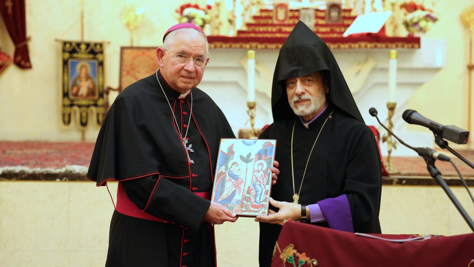 El Arzobispo de Los Ángeles, Mons. José H. Gomez, posa con el Arzobispo Hovnan Derderian, primado de la Diócesis Occidental de la Iglesia Armenia de Norteamérica, después de que el Arzobispo Gomez fuera homenajeado durante el 14º Servicio Ecuménico Anual de Oración celebrado en la Catedral Armenia de San León Ghevondiants en Burbank el 10 de diciembre. (Diócesis Occidental de la Iglesia Armenia)