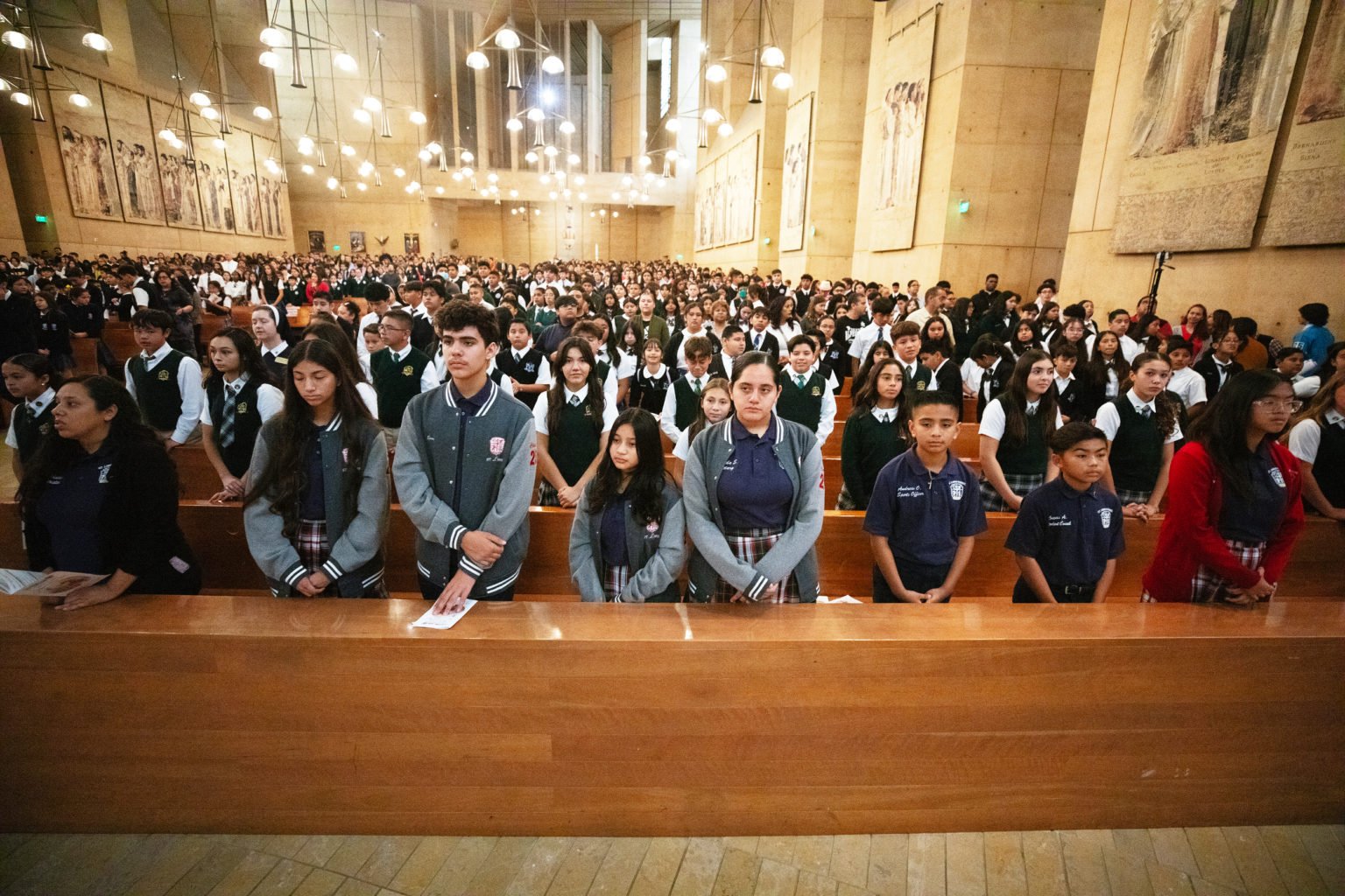 Estudiantes de escuelas católicas asisten a la Misa de Apreciación Juvenil de la Asociación de Infancia Misionera el 16 de octubre en la Catedral de Nuestra Señora de los Ángeles. (Víctor Alemán)