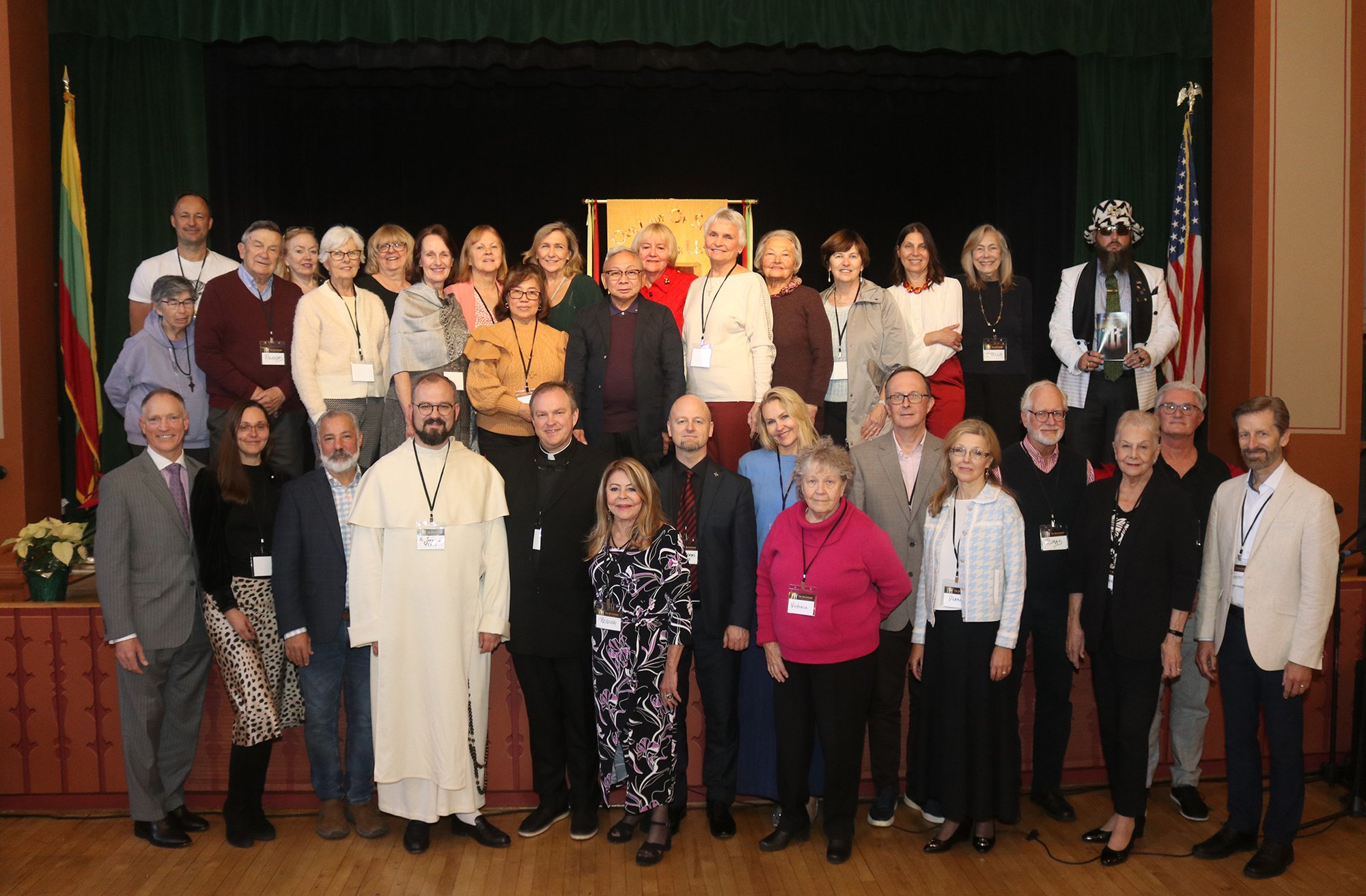 El padre Tomas Karanauskas, párroco de la iglesia de San Casimiro, posa con un grupo tras «Su Kristumi», el primer congreso religioso lituano de la Costa Oeste, celebrado los días 6 y 7 de diciembre. Entre los ponentes se encontraban el Padre Jokubas Gostautas, OP, en su primera visita a los Estados Unidos, y el Diácono Benas Ulevicius, Ph.D. (Casey Kazlauskas)