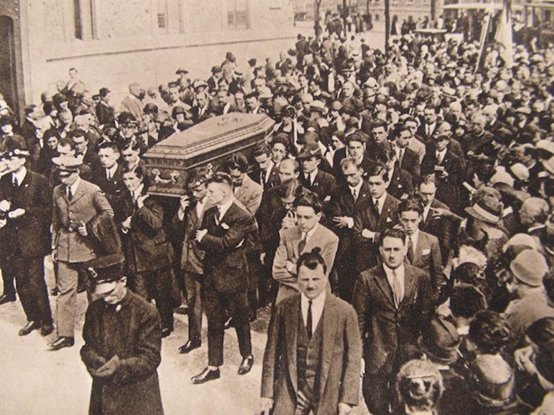 Cientos de personas siguieron el féretro del Beato Pier Giorgio Frassati por las calles de Turín el día de su funeral, el 5 de julio de 1925.