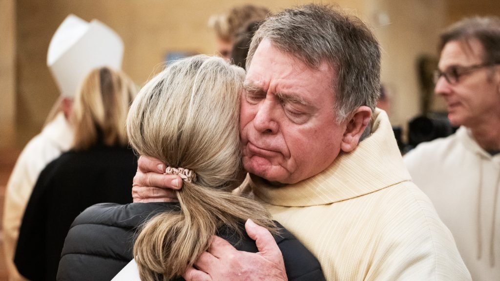 Monseñor Liam Kidney, párroco de la iglesia Corpus Christi en Pacific Palisades, abraza a un feligrés tras una misa celebrada el 9 de enero en la Catedral de Nuestra Señora de los Ángeles ofrecida a los afectados por los incendios que asolan el condado de Los Ángeles. El edificio de la iglesia del Corpus Christi fue destruido por el incendio de Palisades el 7 de enero de 2025. (Víctor Alemán)
