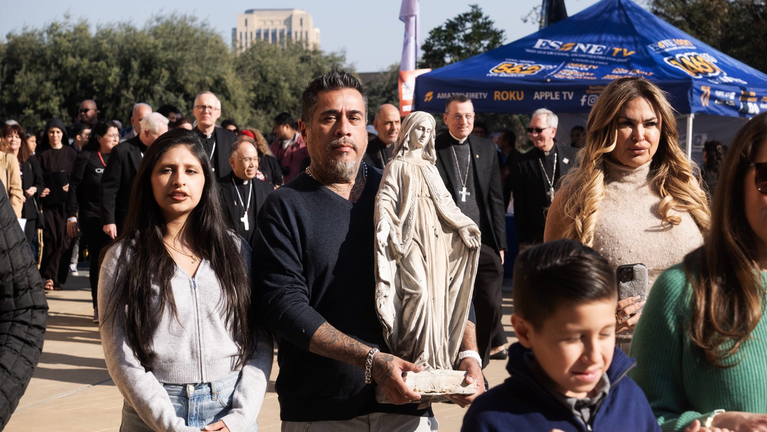 George Magallon, junto con su mujer, Jennifer, y sus hijos, Sophia y Diego, llevan una estatua de la Virgen María que sobrevivió al incendio que calcinó su casa. (Víctor Alemán)