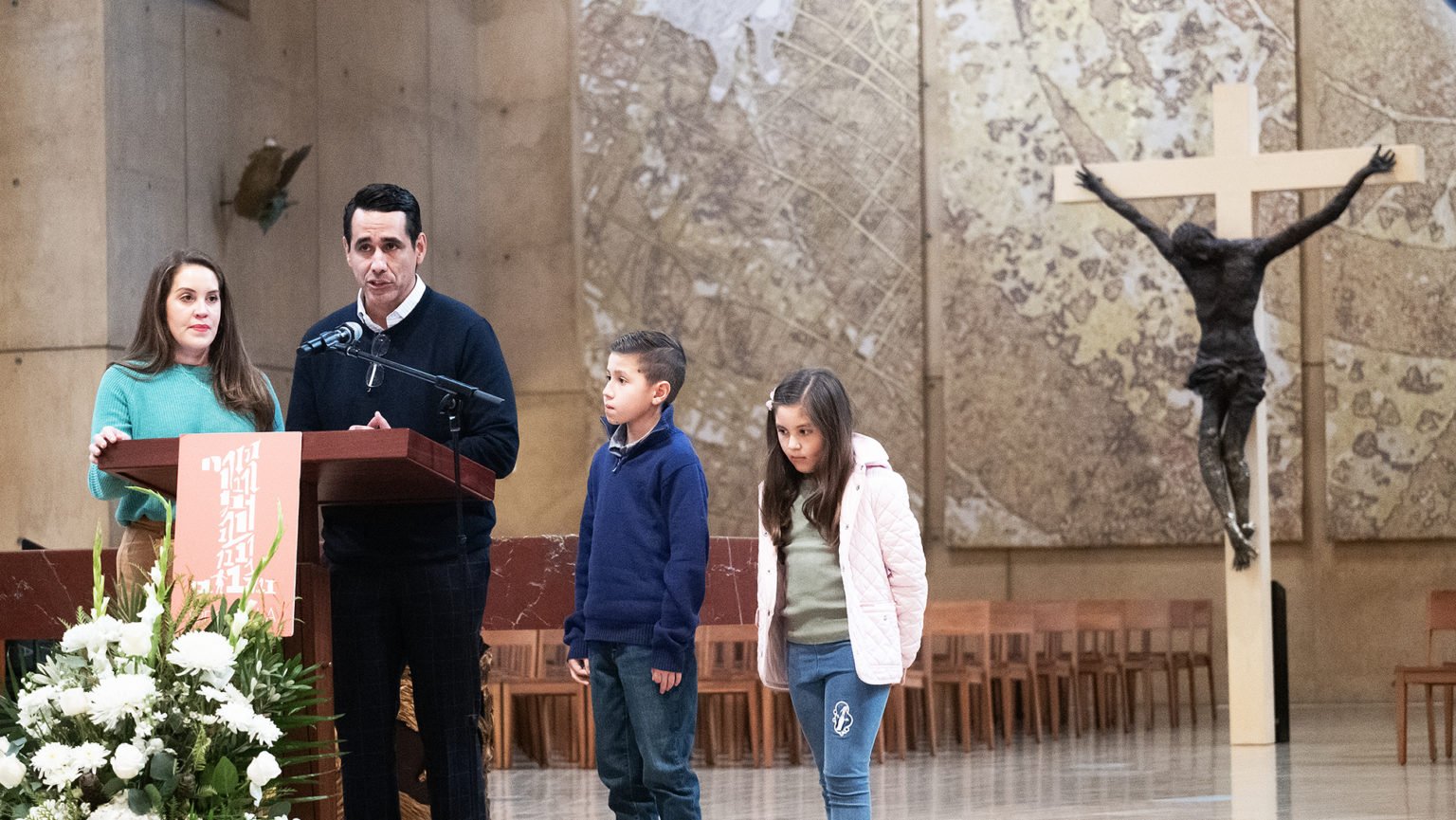 Rodrigo González habla a la multitud de OneLife LA en la Catedral de Nuestra Señora de los Ángeles el 18 de enero con su esposa, Diana, y sus hijos Isaac y Penélope. (Víctor Alemán)