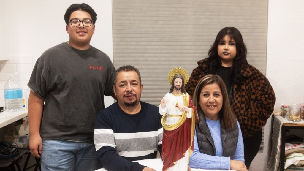 Antonio y Liliana Huerta, de Pasadena, con sus hijos, Gabriela y José Antonio, y la estatua itinerante del Sagrado Corazón que guardaron en su casa la semana en que el cercano incendio de Eaton estuvo a punto de alcanzar su hogar. (Víctor Alemán)