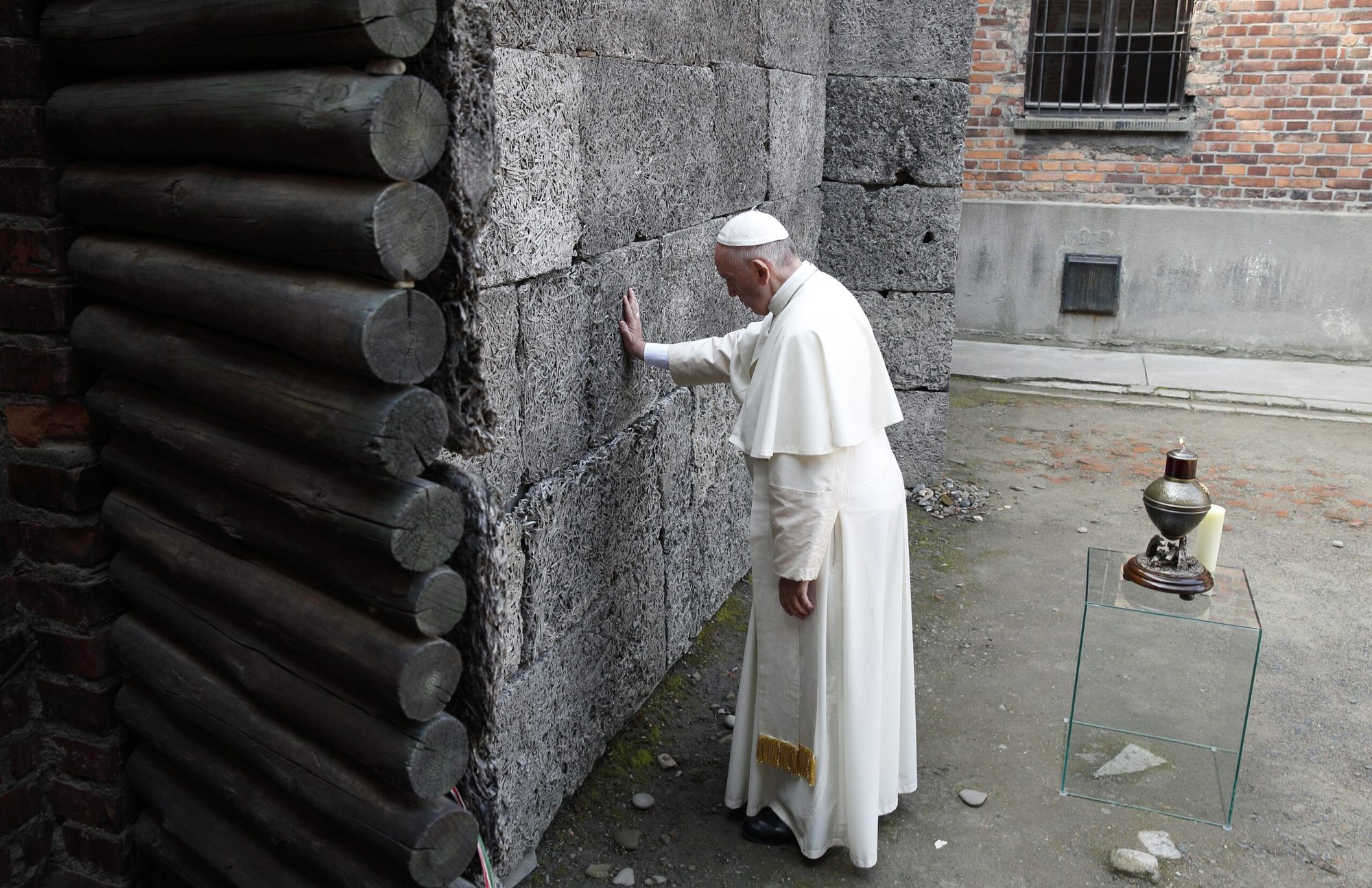 El Papa Francisco toca el muro de la muerte en el campo de exterminio nazi de Auschwitz en Oswiecim, Polonia, en esta foto de archivo del 29 de julio de 2016. El Papa dijo que recordar el Holocausto y a sus víctimas no solo es una “expresión de humanidad”, sino que también hace que la gente sea consciente de que tales horrores pueden volver a ocurrir. Los comentarios del papa se produjeron en su audiencia general al conmemorar el Día Internacional de la Memoria del Holocausto el 27 de enero. (Foto CNS/Paul Haring)