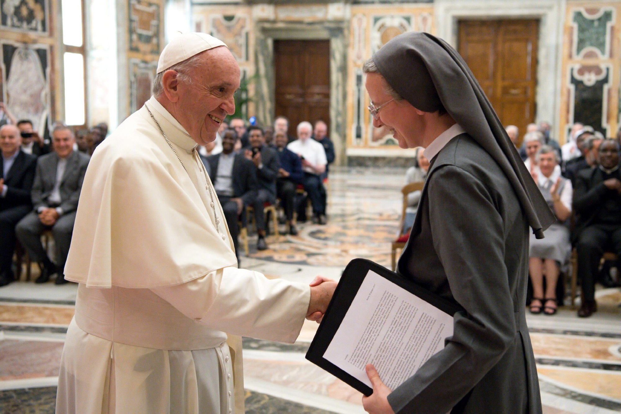 El Papa Francisco saluda a Sor Simona Brambilla, superiora general de las Misioneras de la Consolata, durante una audiencia el 5 de junio con las ramas masculina y femenina de la congregación religiosa misionera. (CNS photo/L'Osservatore Romano)