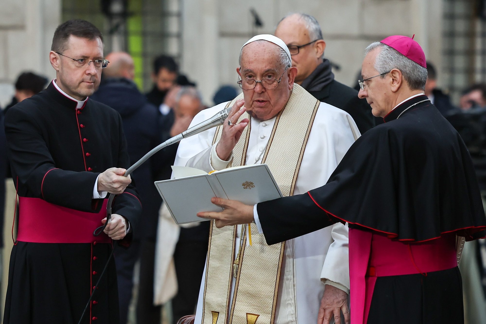 El Papa Francisco da su bendición después de recitar una oración a María frente a la estatua mariana cerca de la Plaza de España en Roma el 8 de diciembre de 2024, fiesta de la Inmaculada Concepción. (CNS photo/Lola Gomez)