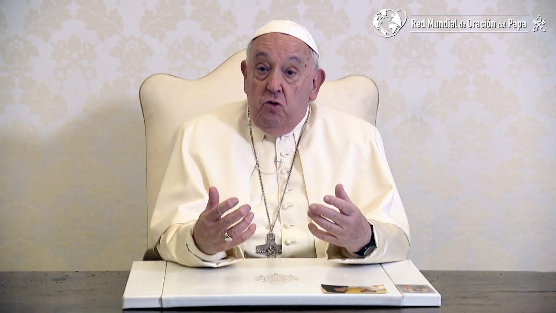 El Papa Francisco habla en un vídeo grabado para presentar su intención de oración para el mes de enero, “Por el derecho a la educación”, publicado el 2 de enero de 2025. (CNS screengrab/cortesía de la Red Mundial de Oración del Papa)