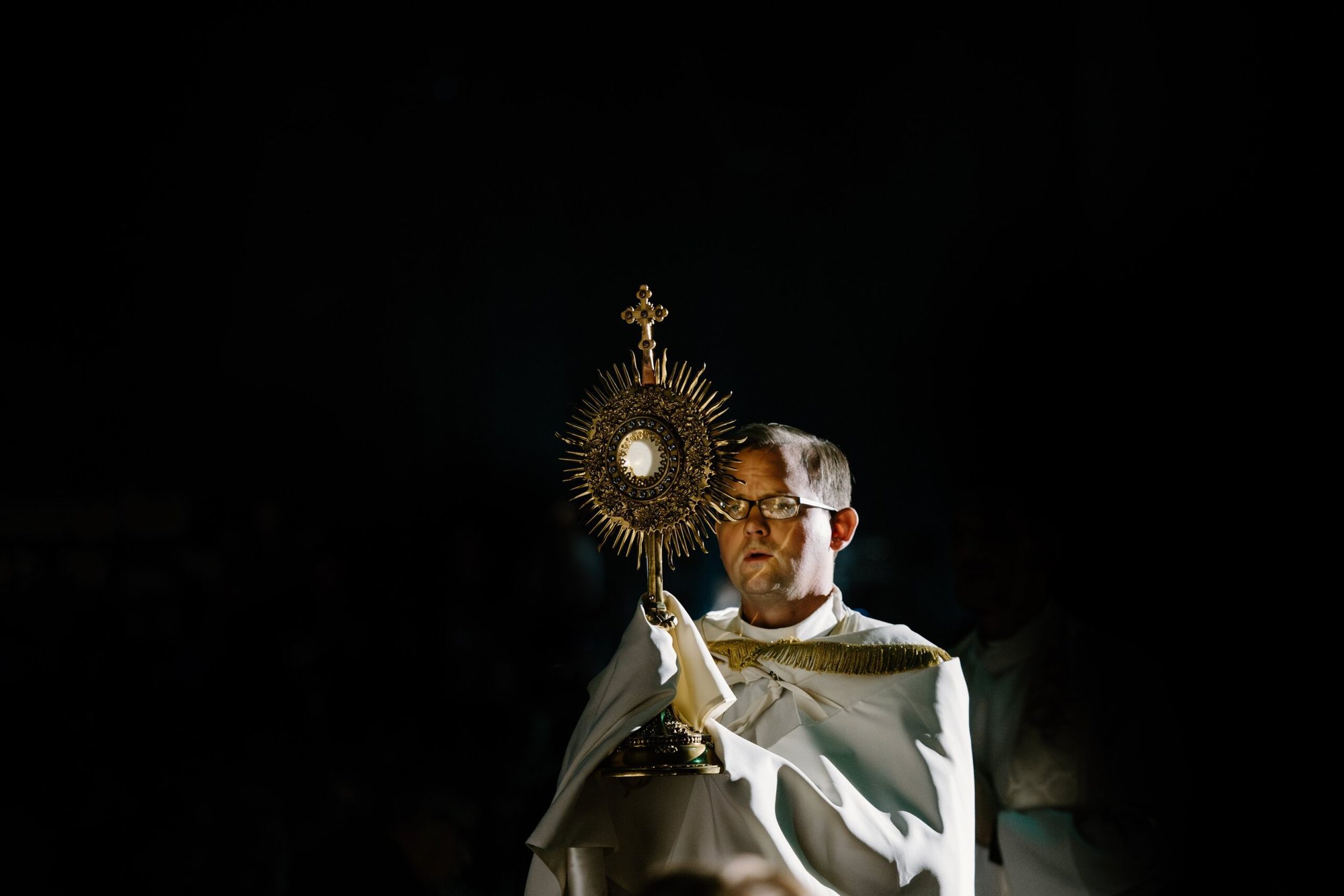 Un sacerdote sostiene en alto el Santísimo Sacramento durante la adoración eucarística en SEEK25 en Salt Lake City el 3 de enero de 2025. Cada año la Fellowship of Catholic University Students, conocida como FOCUS, celebra la conferencia anual SEEK para reunir a miles de sus misioneros universitarios y estudiantes universitarios de todo el país. Para 2025, se celebró del 1 al 5 de enero en Salt Lake City y del 2 al 5 de enero en Washington. (Foto de OSV News/cortesía de FOCUS)