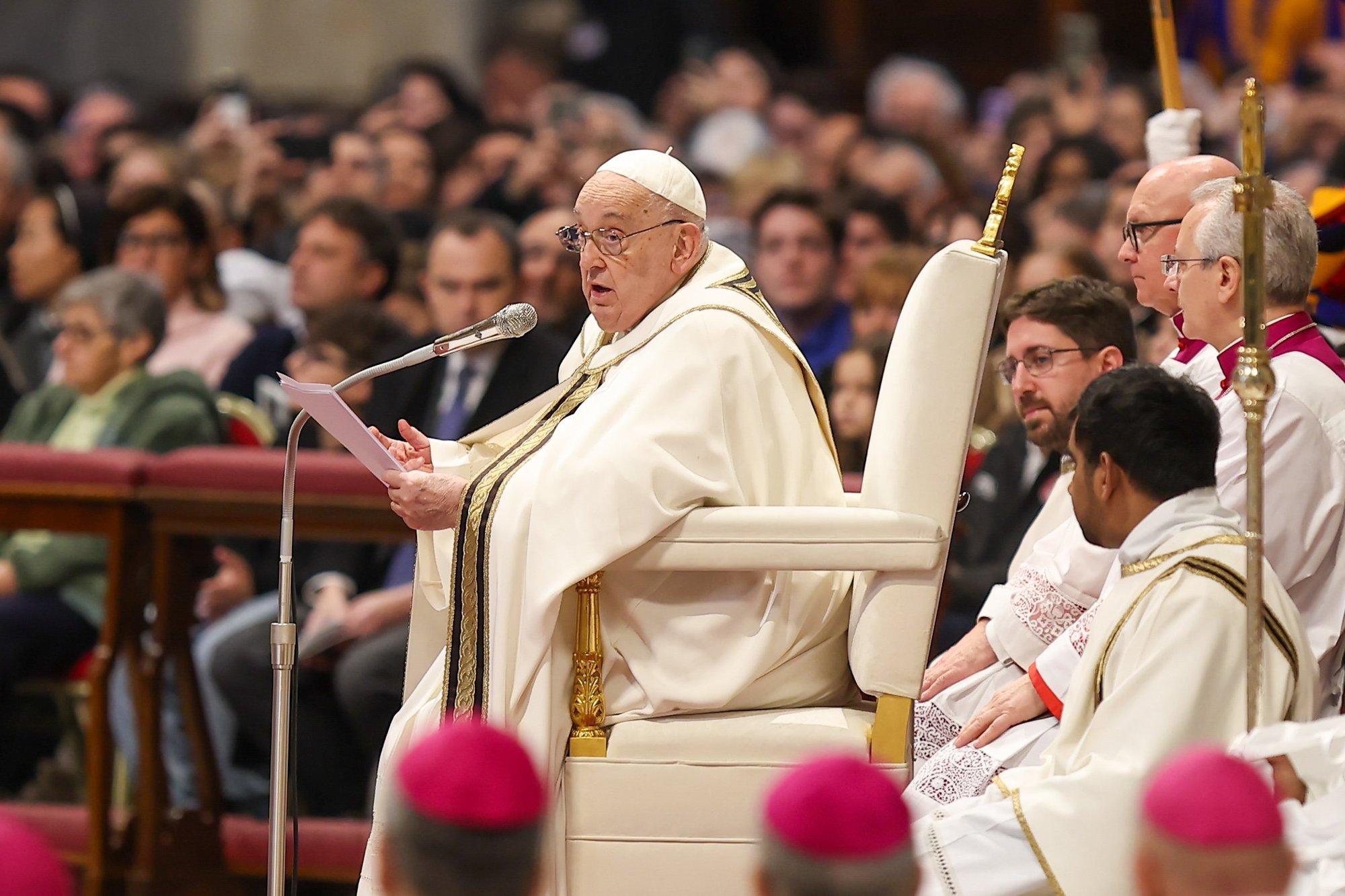 El Papa Francisco pronuncia su homilía durante la Misa en la fiesta de la Epifanía en la Basílica de San Pedro en el Vaticano el 6 de enero de 2025. (Foto CNS/Lola Gomez)