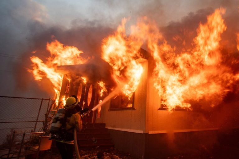 Un bombero lucha contra el incendio de Palisades mientras arde durante una tormenta de viento en la zona oeste de Los Ángeles el 7 de enero de 2025. Los incendios forestales arrasaron la zona de Los Ángeles con una fuerza devastadora el 8 de enero, tras desencadenar una huida desesperada de los residentes de las casas en llamas a través de las llamas, vientos feroces e imponentes nubes de humo. (Foto OSV News/Ringo Chiu, Reuters)