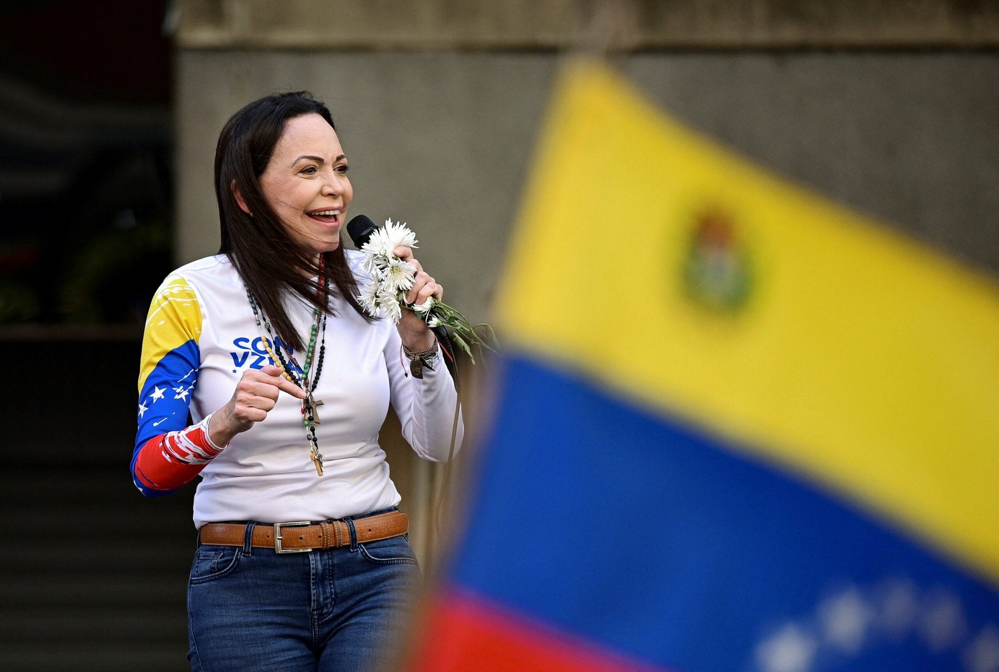 La líder opositora venezolana María Corina Machado se dirige a sus partidarios en Caracas el 9 de enero de 2025, en una protesta antes de la inauguración el 10 de enero del presidente Nicolás Maduro para su tercer mandato. Machado fue detenida el 9 de enero después de que su comitiva fuera interceptada en Caracas y fue liberada el mismo día, aunque su equipo dijo que fue obligada a grabar varios vídeos y que se explicaría lo que aconteció. (Foto de OSV News/Gaby Oraa, Reuters)
