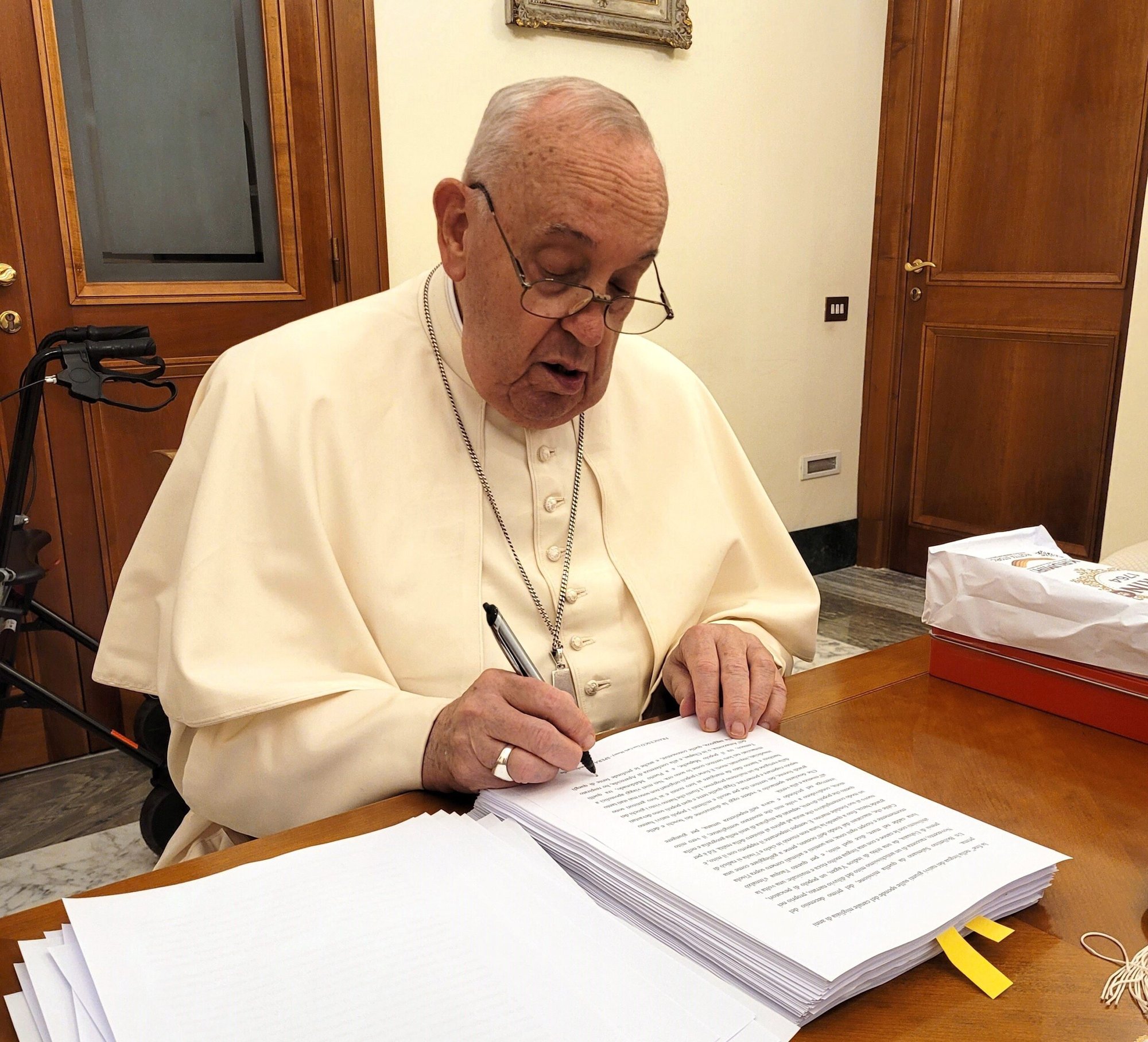 El Papa Francisco revisa y rubrica cada página del manuscrito de «Hope: The Autobiography» el 9 de agosto de 2024, en su residencia vaticana, la Domus Sanctae Marthae. El libro salió a la venta en varios idiomas el 14 de enero de 2025. (CNS photo/cortesía de Mondadori)