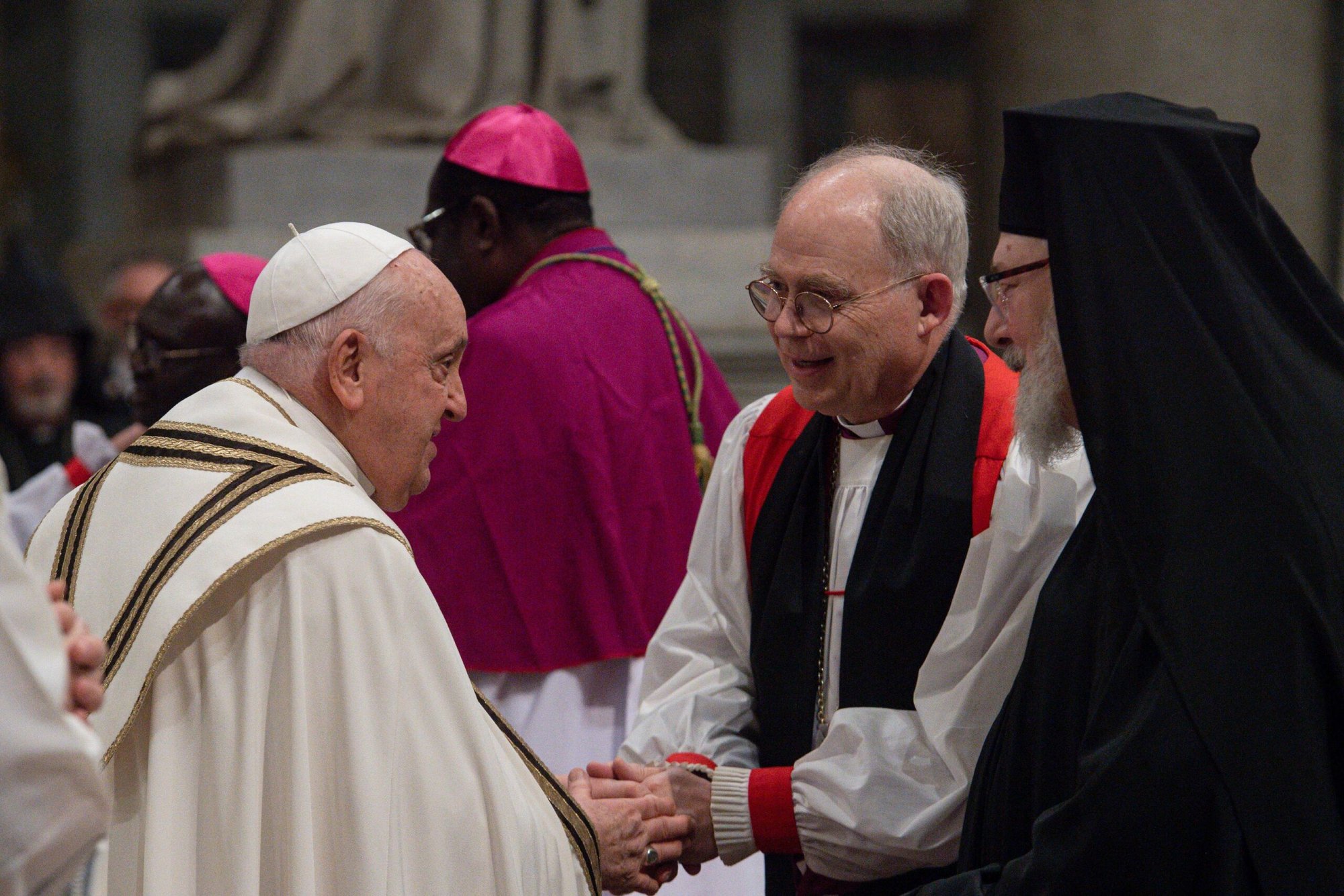 El Papa Francisco saluda al obispo episcopaliano John Bauerschmidt de Tennessee y al obispo católico rumano John M. Botean de la Eparquía de San Jorge en Canton, Ohio, al final de un servicio ecuménico de oración en la Basílica de San Pablo Extramuros de Roma en esta foto de archivo del 25 de enero de 2024. (CNS photo/Vatican Media)