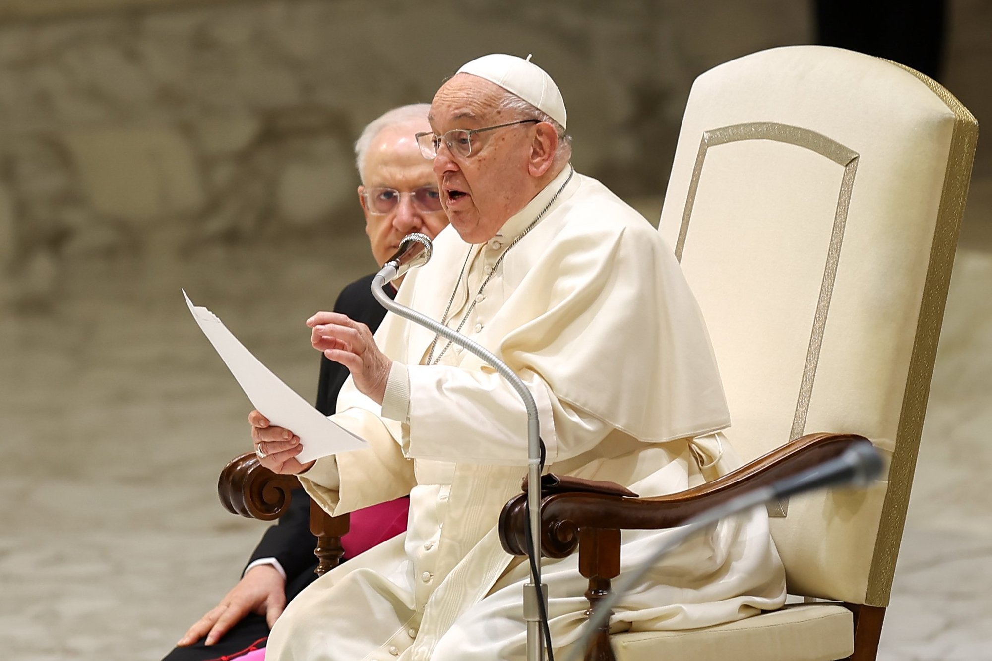 El Papa Francisco habla a los visitantes en la Sala de Audiencias Pablo VI durante su audiencia general en el Vaticano el 15 de enero de 2025. (Foto CNS/Lola Gomez)