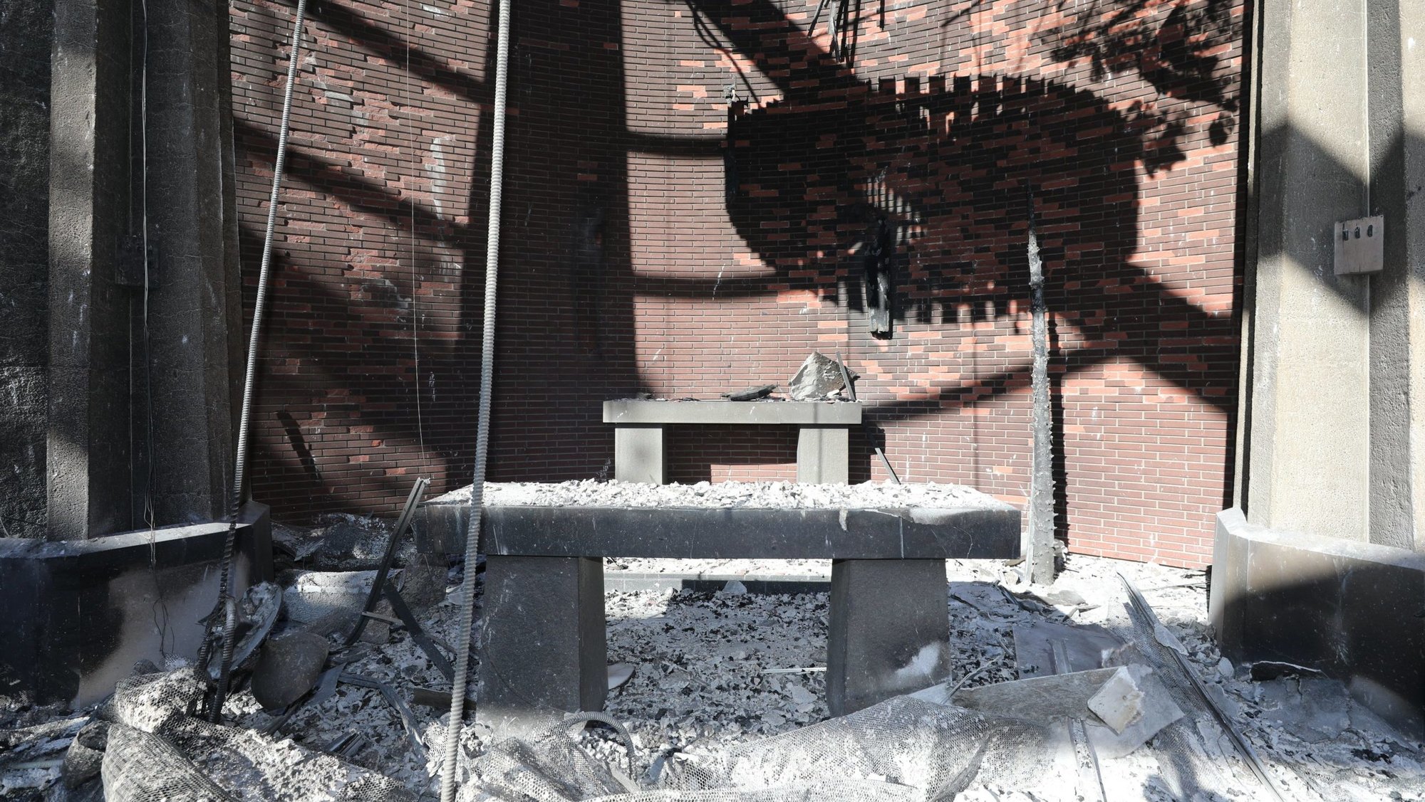El altar se ve dentro de la destruida Iglesia del Corpus Christi en Pacific Palisades en el lado oeste de Los Ángeles 15 de enero 2025, a raíz de los incendios forestales. (Foto OSV News/Bob Roller)