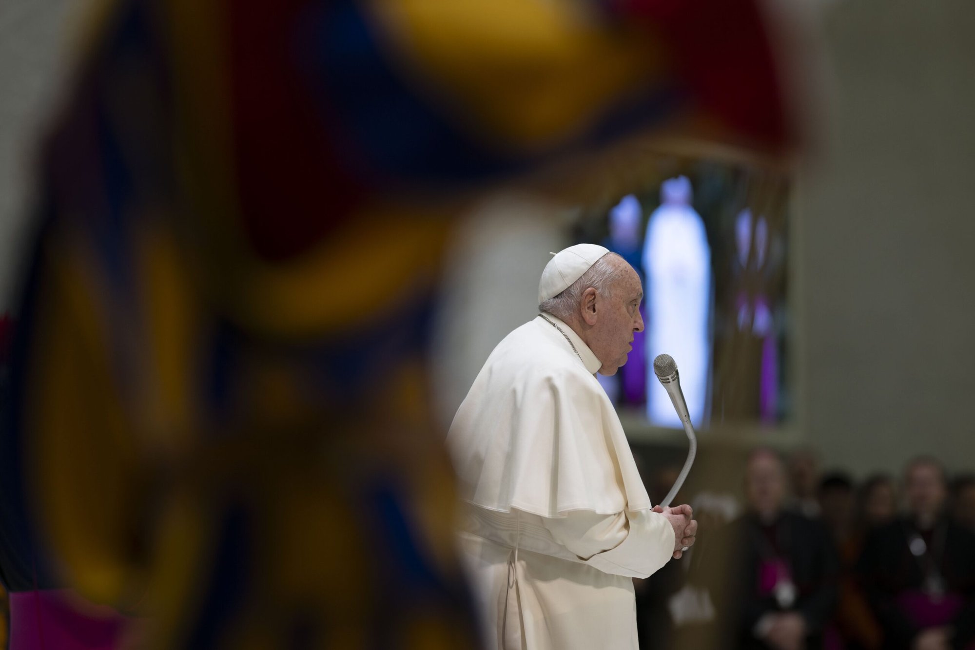 El Papa Francisco reza al término de su audiencia general semanal en la Sala de Audiencias Pablo VI del Vaticano el 22 de enero de 2025. (CNS photo/Vatican Media)