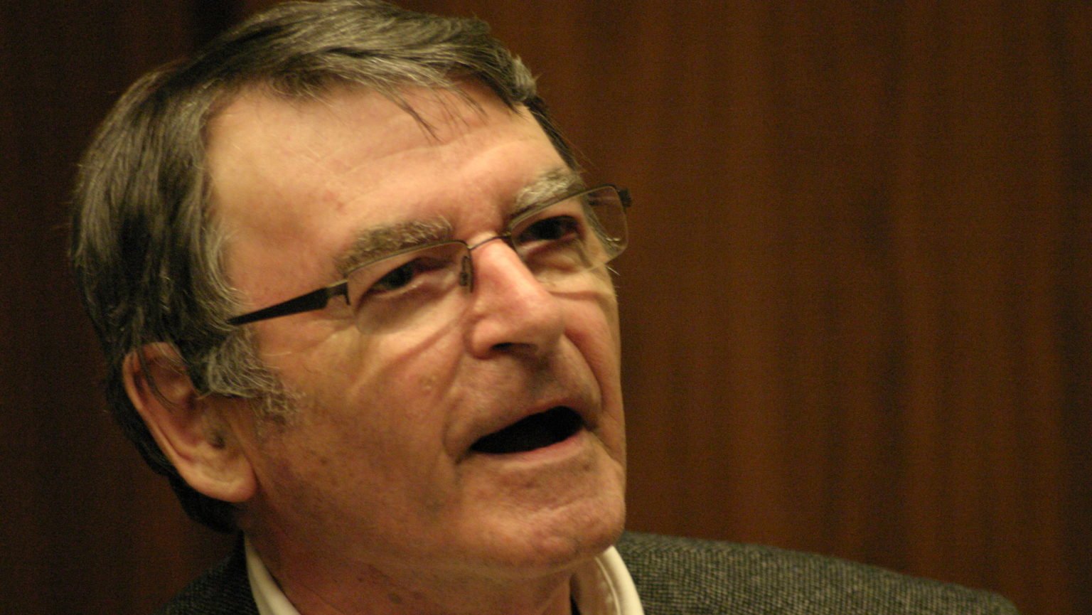 David Lodge es entrevistado sobre su novela «A Man of Parts» en 2011. (Robert Sharp/PEN inglés vía Flickr)