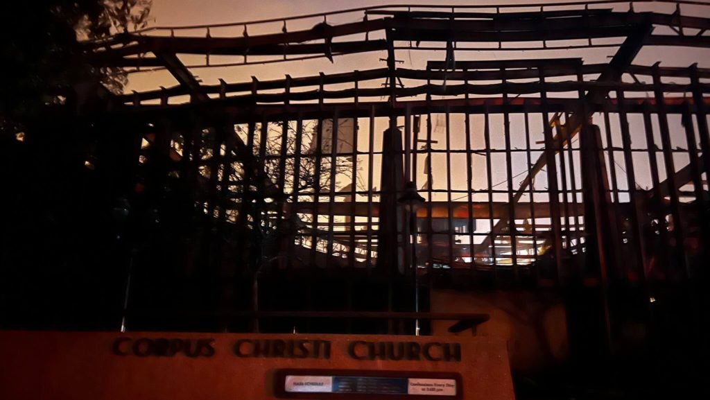 El exterior de la iglesia católica Corpus Christi en Pacific Palisades visto la mañana del miércoles 8 de enero (Cortesía Gigi Graciette, FOX11 News)