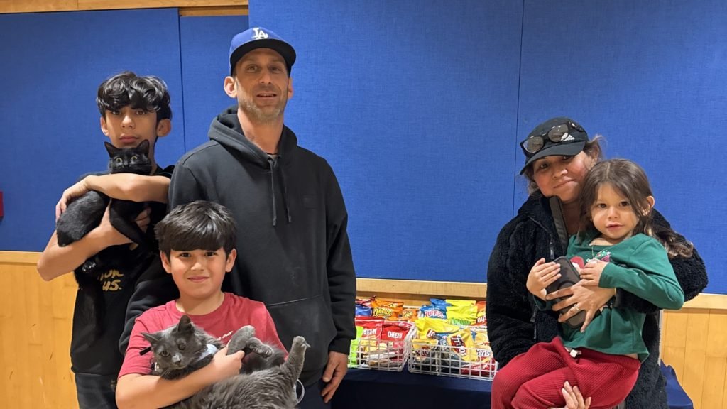 Los Lombardi de Altadena fueron una de las familias evacuadas que se refugiaron en el gimnasio de la escuela St. Andrew de Pasadena el 8 de enero de 2025. (Jae Kim/Escuela St. Andrew)