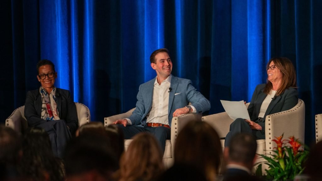 El locutor de los Dodgers y comentarista de Fox Sports, Joe Davis, comparte un momento de distensión con la panelista Renata Simril y la moderadora Carol Costello. (John Rueda)