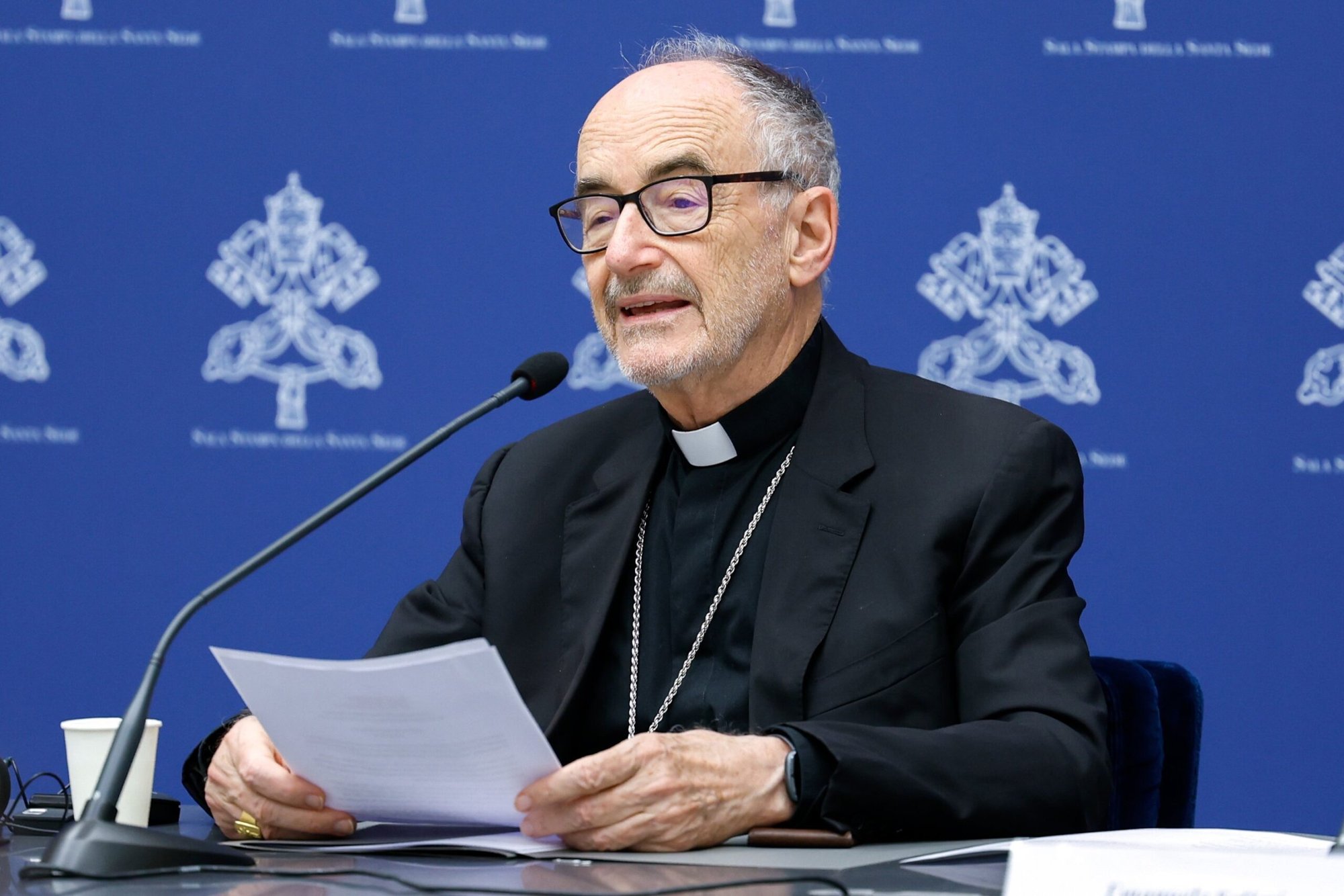 El cardenal Michael Czerny, prefecto del Dicasterio para la Promoción del Desarrollo Humano Integral, habla durante una rueda de prensa sobre el mensaje del Papa Francisco para la Jornada Mundial del Emigrante y del Refugiado en el Vaticano el 3 de junio de 2024. (CNS photo/Lola Gomez)