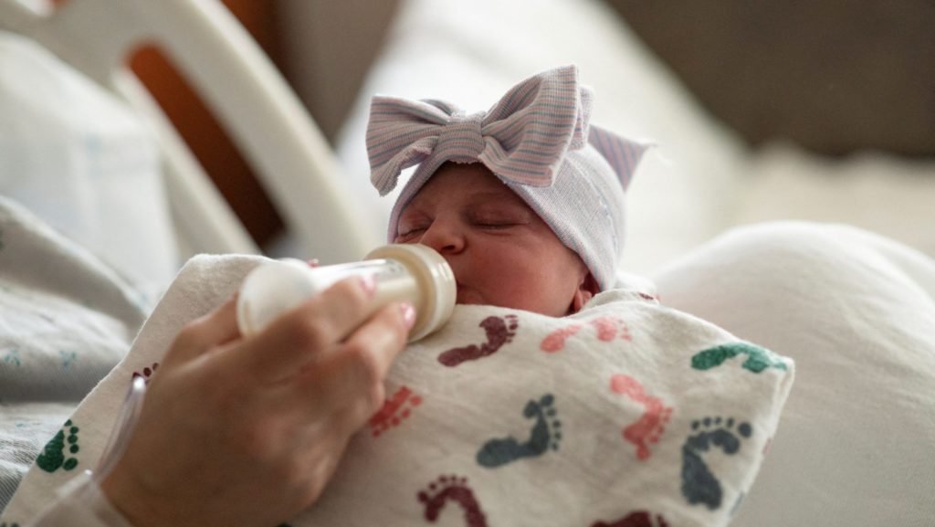 Una madre alimenta a su hijo recién nacido después de dar a luz en el Centro de Parto Familiar del Hospital Beaumont en Royal Oak, Michigan, el 1 de febrero de 2022. (OSV News/Emily Elconin, Reuters)