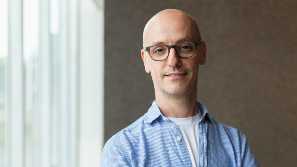 Gareth Gore, autor del libro Opus: The Cult of Dark Money, Human Trafficking and Right-Wing Conspiracy inside the Catholic Church (Opus: El culto del dinero oscuro, la trata de personas y la conspiración de derecha dentro de la Iglesia Católica), aparece en una foto sin fecha. Su nuevo libro acusa al Opus Dei de estar involucrado en la trata de personas, el trabajo forzado y la malversación financiera por parte de miembros con posiciones de poder en un prominente banco español. La organización afirma que nunca ocultó información al escritor y que optó por la total transparencia, solo para que el autor decidiera seguir "su propia narrativa" en lugar de los hechos. (Foto de OSV News/Rachel Ferriman vía Simon & Schuster)