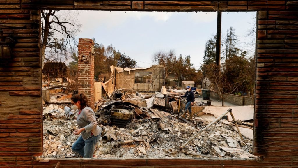 Personas buscan entre los restos de una casa en Altadena, California, el 9 de enero de 2025, destruida por el incendio Eaton, avivado por fuertes vientos en el área de Los Ángeles. (OSV News/Fred Greaves, Reuters)