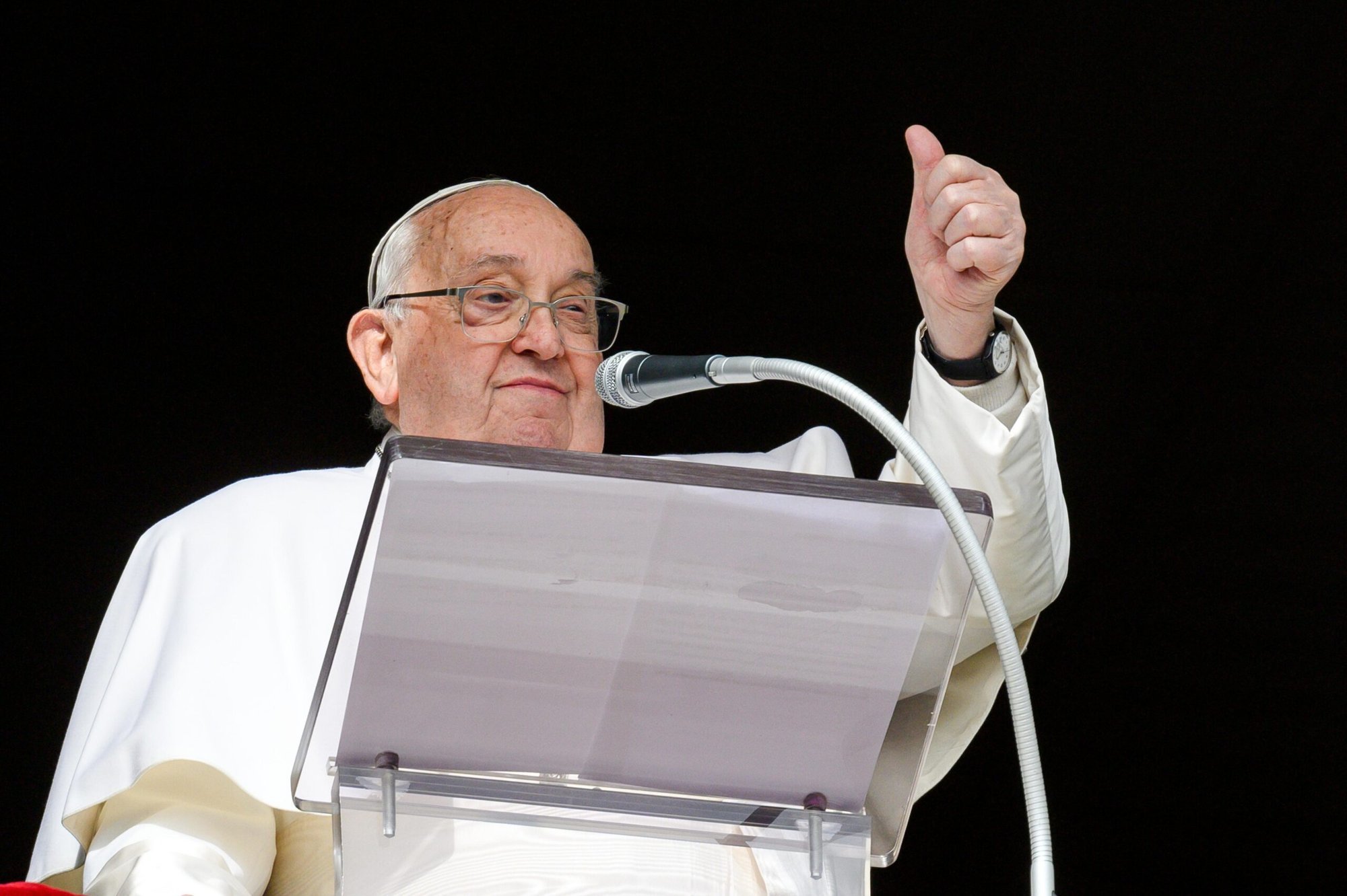 El Papa Francisco saluda a los visitantes en la Plaza de San Pedro reunidos para rezar el Ángelus en el Vaticano el 2 de febrero de 2025. (CNS photo/Vatican Media)