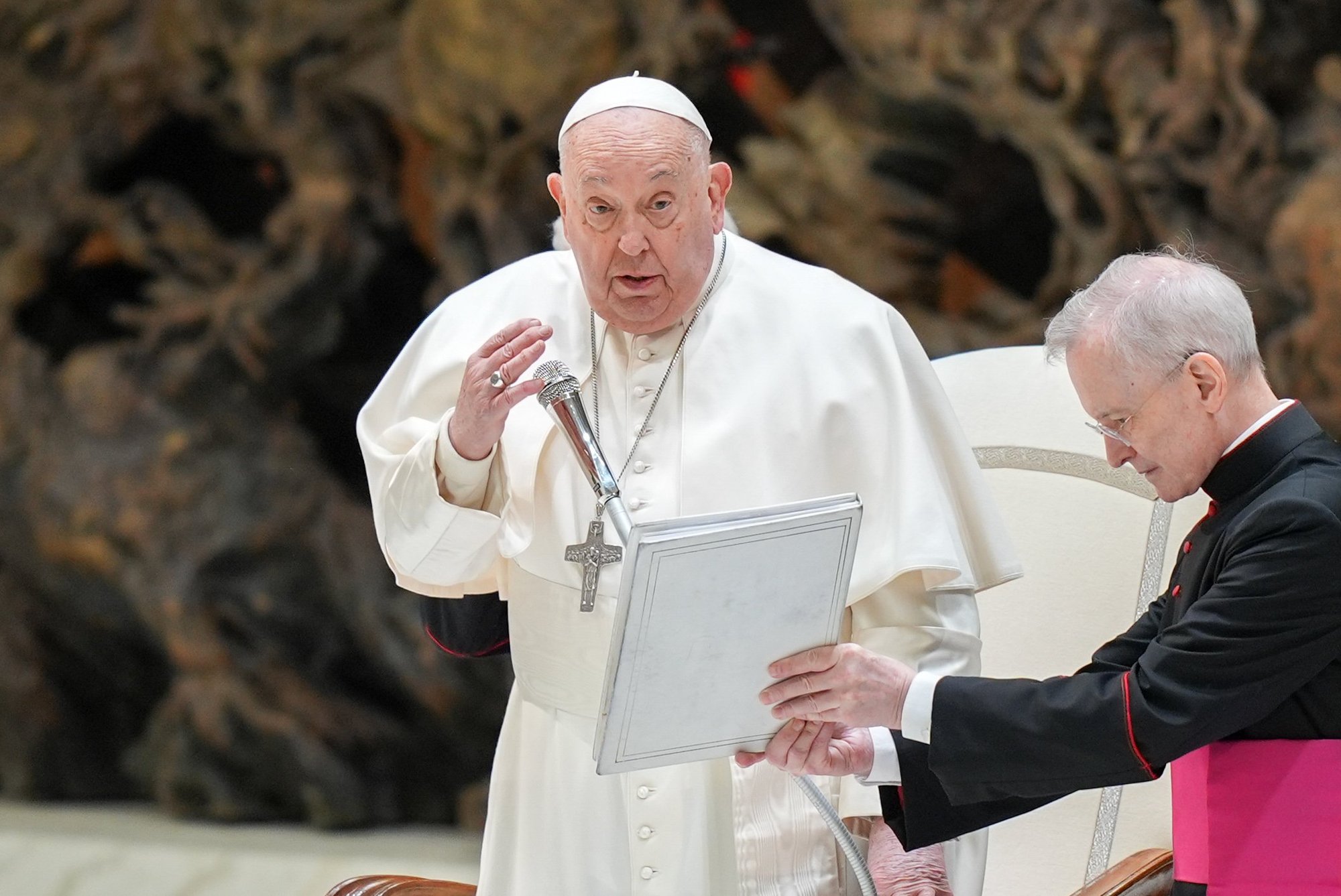El Papa Francisco da su bendición al concluir su audiencia general en la Sala de Audiencias Pablo VI del Vaticano el 5 de febrero de 2025. (CNS photo/Lola Gomez)
