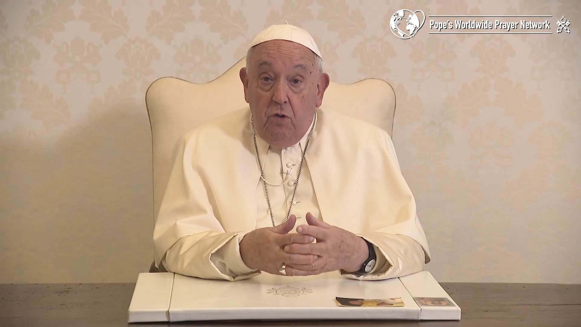 El Papa Francisco aparece presentando su intención de oración para el mes de febrero, “Por las vocaciones al sacerdocio y a la vida religiosa”, en un videomensaje difundido por el Vaticano el 4 de febrero de 2025. (CNS screengrab/Pope's Worldwide Prayer Network)
