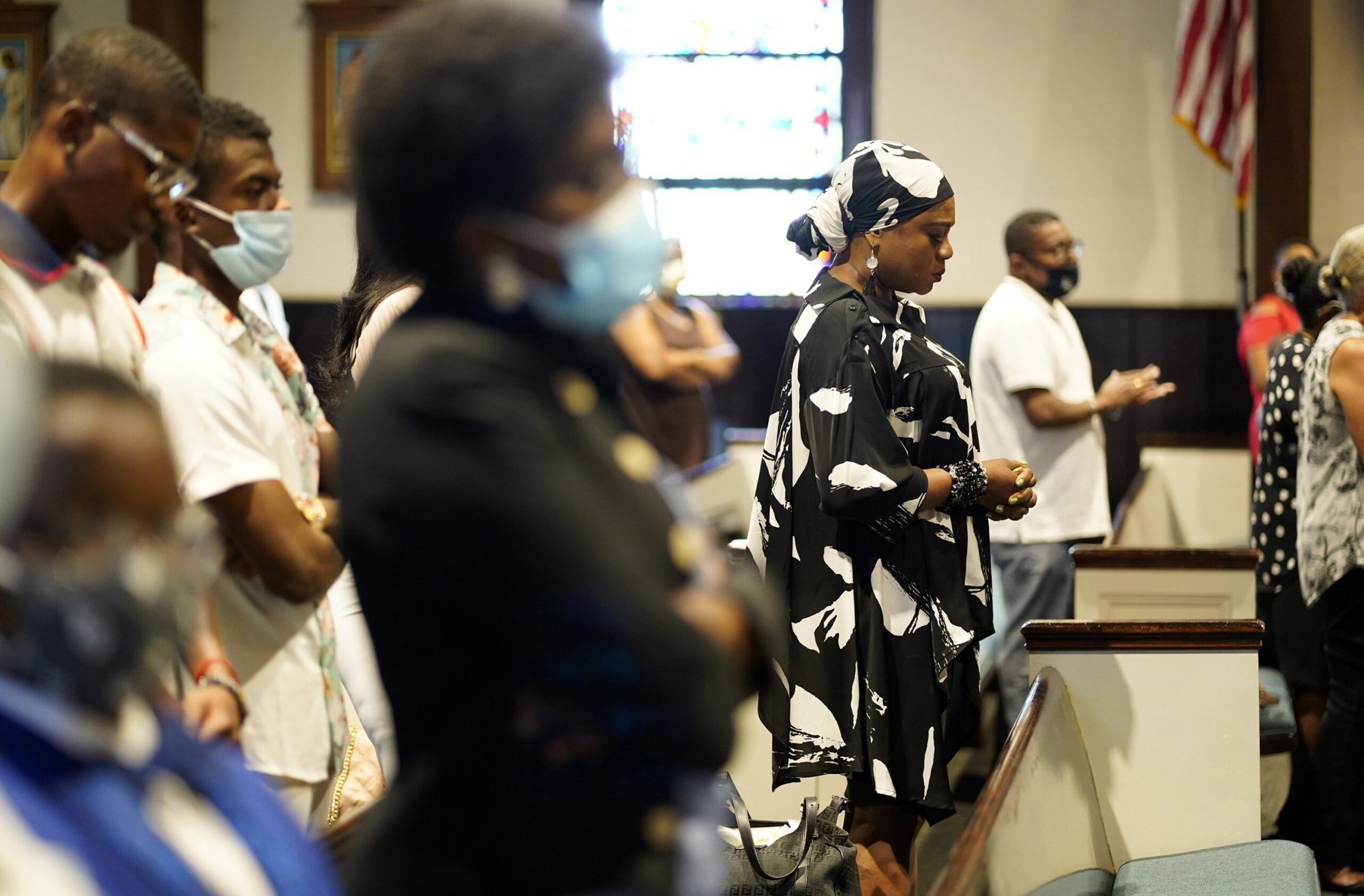 Los fieles rezan durante una misa dominical semanal en la iglesia de Santa Marta en Uniondale, Nueva York, el 15 de agosto de 2021. La asistencia a la Misa dominical en persona en los Estados Unidos ha vuelto a los niveles prepandémicos de 2019 del 24%, según datos del Centro de Investigación Aplicada en el Apostolado de la Universidad de Georgetown. (Foto OSV News/Gregory A. Shemitz, CNS)