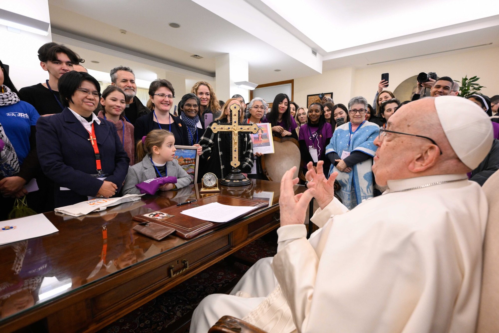 El Papa Francisco se reúne con miembros y simpatizantes de Talitha Kum, una red internacional de religiosos que trabajan contra la trata de personas, en su residencia del Vaticano el 7 de febrero de 2025. La hermana de Maryknoll Abby Avelino, coordinadora internacional de Talitha Kum, delante del Papa. (CNS photo/Vatican Media)