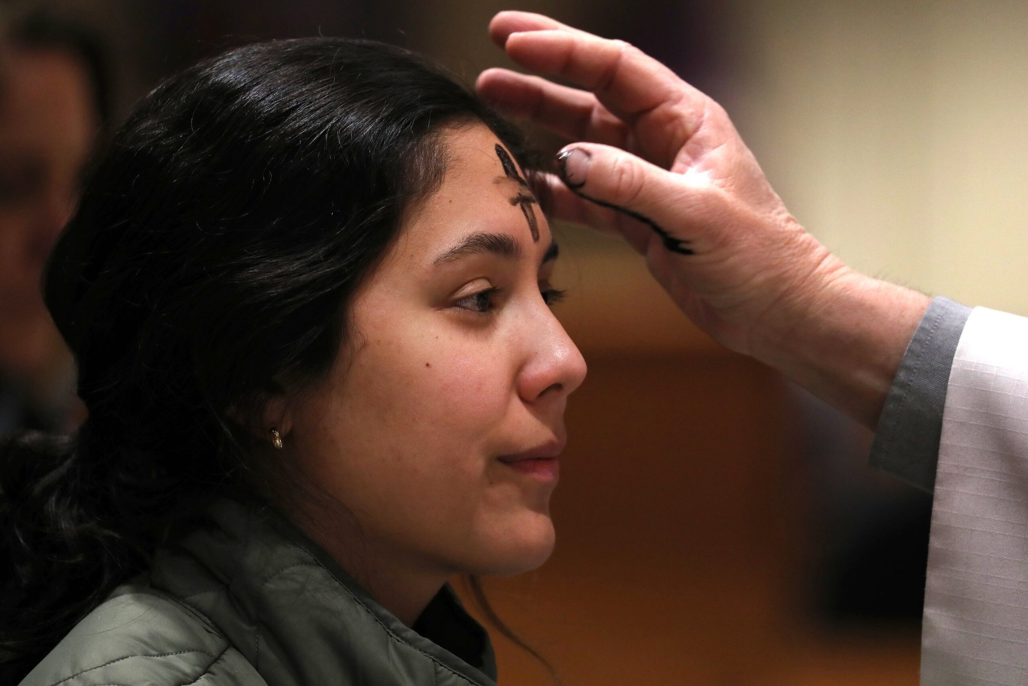 Una joven recibe la ceniza durante el Miércoles de Ceniza en la Iglesia del Sagrado Corazón en Prescott, Arizona, el 14 de febrero de 2024. (Foto OSV News/Bob Roller)