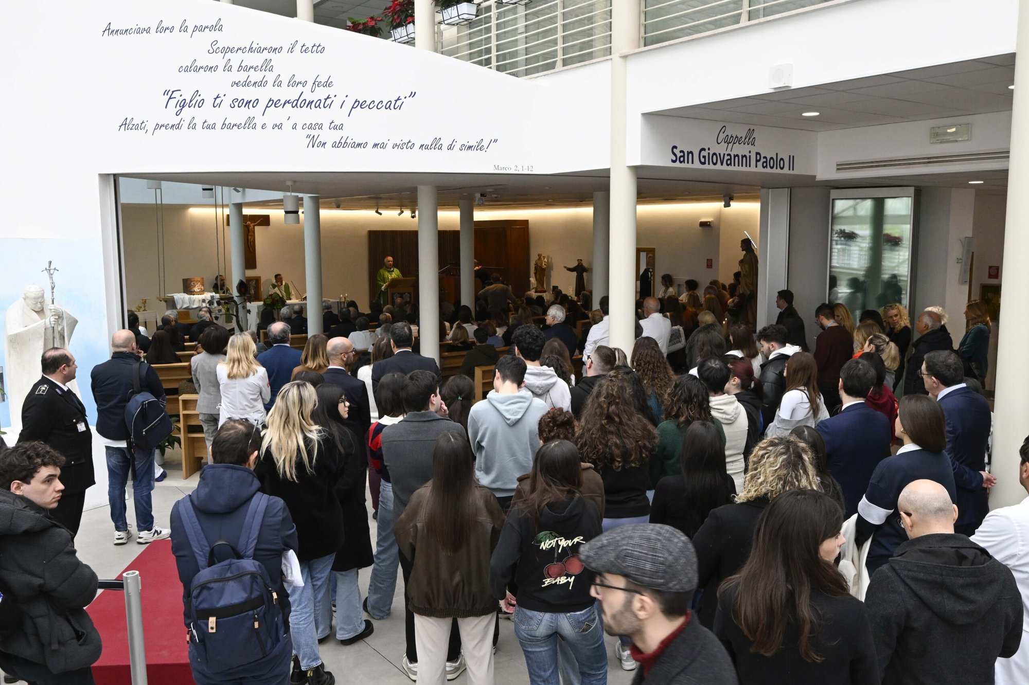 Profesionales de la salud, pacientes, familiares y miembros de la junta de la fundación que supervisa el hospital Gemelli de Roma asisten a Misa en la capilla San Juan Pablo II del hospital el 24 de febrero de 2025, para rezar por el Papa Francisco, que está siendo tratado en el piso de arriba. (Foto CNS/Vatican Media)