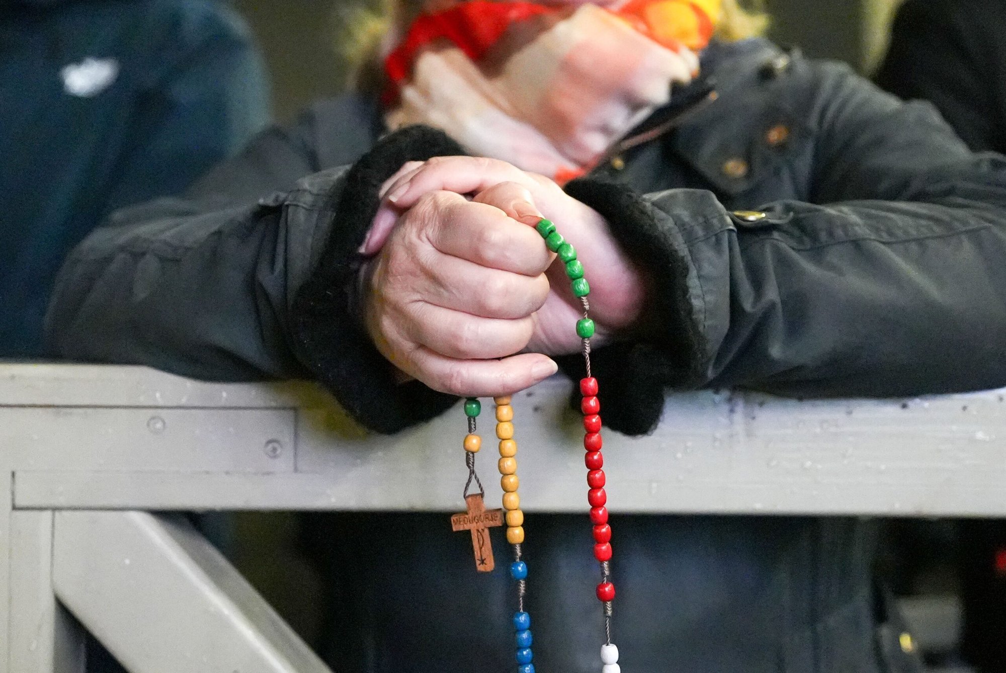 Una mujer sostiene un rosario mientras se une al cardenal Luis Antonio Tagle, pro-prefecto del Dicasterio para la Evangelización, cardenales que viven en Roma, funcionarios de la Curia Romana y otros fieles en la oración por el Papa Francisco 25 de febrero 2025, en la Plaza de San Pedro en el Vaticano. (Foto CNS/Lola Gomez)
