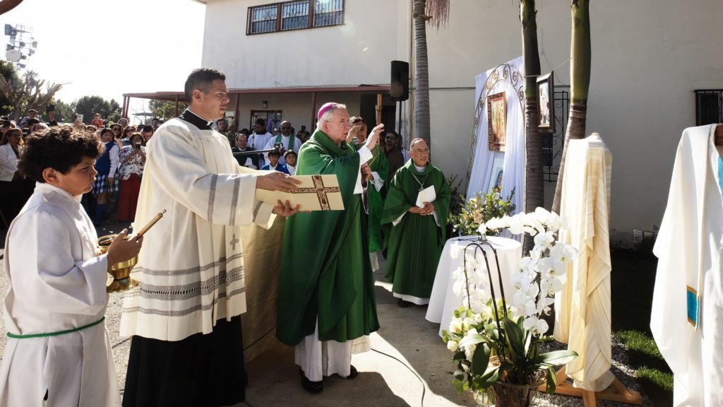 El arzobispo José H. Gomez bendice el nuevo jardín conmemorativo en honor al fallecido obispo David O’Connell en la iglesia St. Frances Xavier Cabrini en el sur de Los Ángeles, el 9 de febrero de 2025. O’Connell sirvió en la parroquia por más de 15 años. (Victor Alemán)