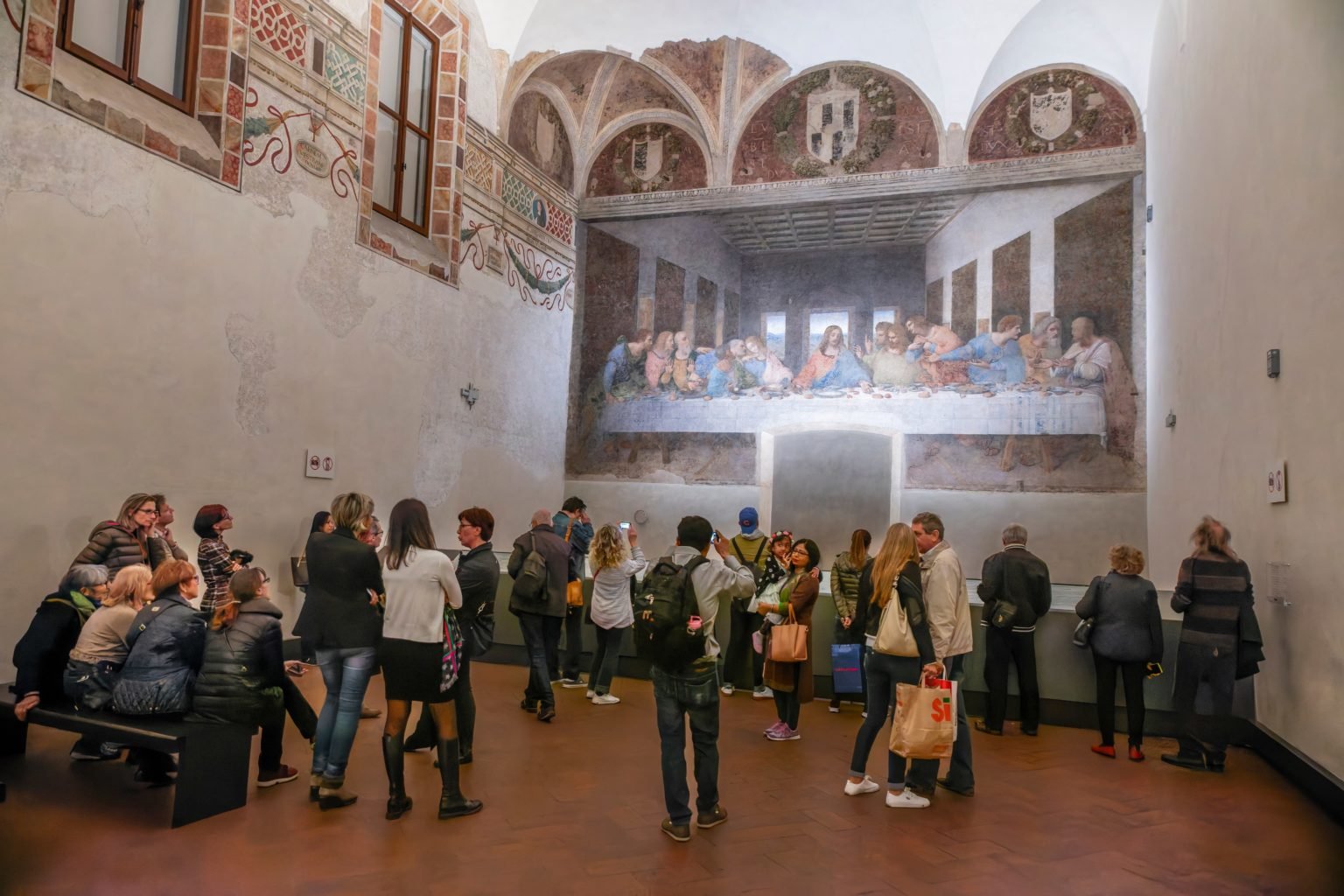 Los visitantes observan La Última Cena de Leonardo da Vinci, ubicada en el refectorio del Convento de Santa Maria delle Grazie en Milán, Italia. (Shutterstock)