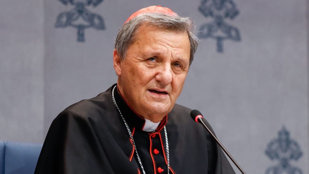 El cardenal Mario Grech, secretario general del Sínodo, habla en una conferencia de prensa en el Vaticano el 26 de octubre de 2024. (CNS/Lola Gomez)