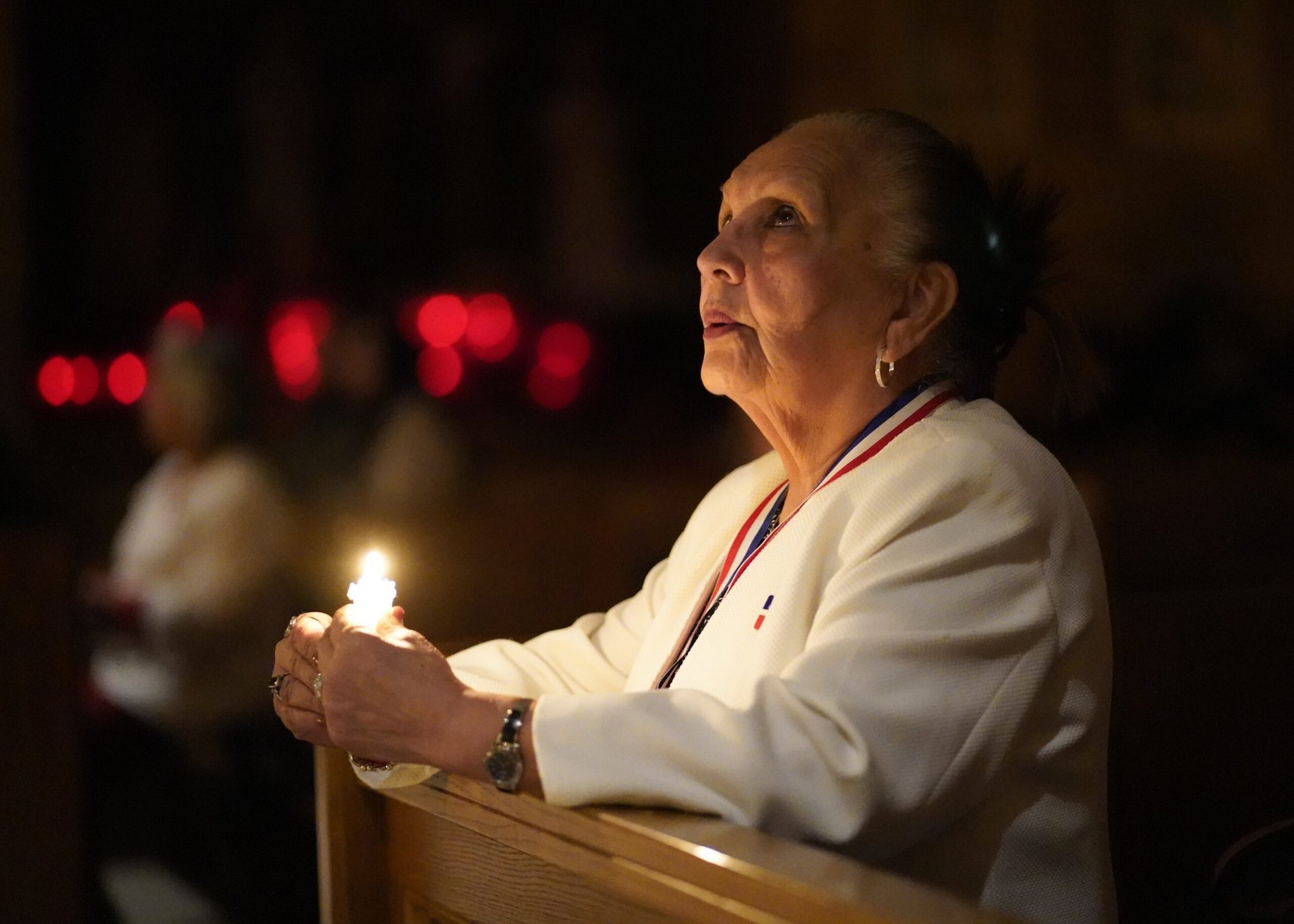 Una mujer reza durante una Misa en español celebrada en la víspera de la fiesta de la Presentación del Señor, también conocida como la Candelaria, en la iglesia de San José, en el barrio de Staten Island, Nueva York, el 1 de febrero de 2025. Un nuevo estudio de Pew Research muestra una estabilización en el declive del número de residentes en EE.UU. que se identifican como cristianos. (OSV News photo/Gregory A. Shemitz)