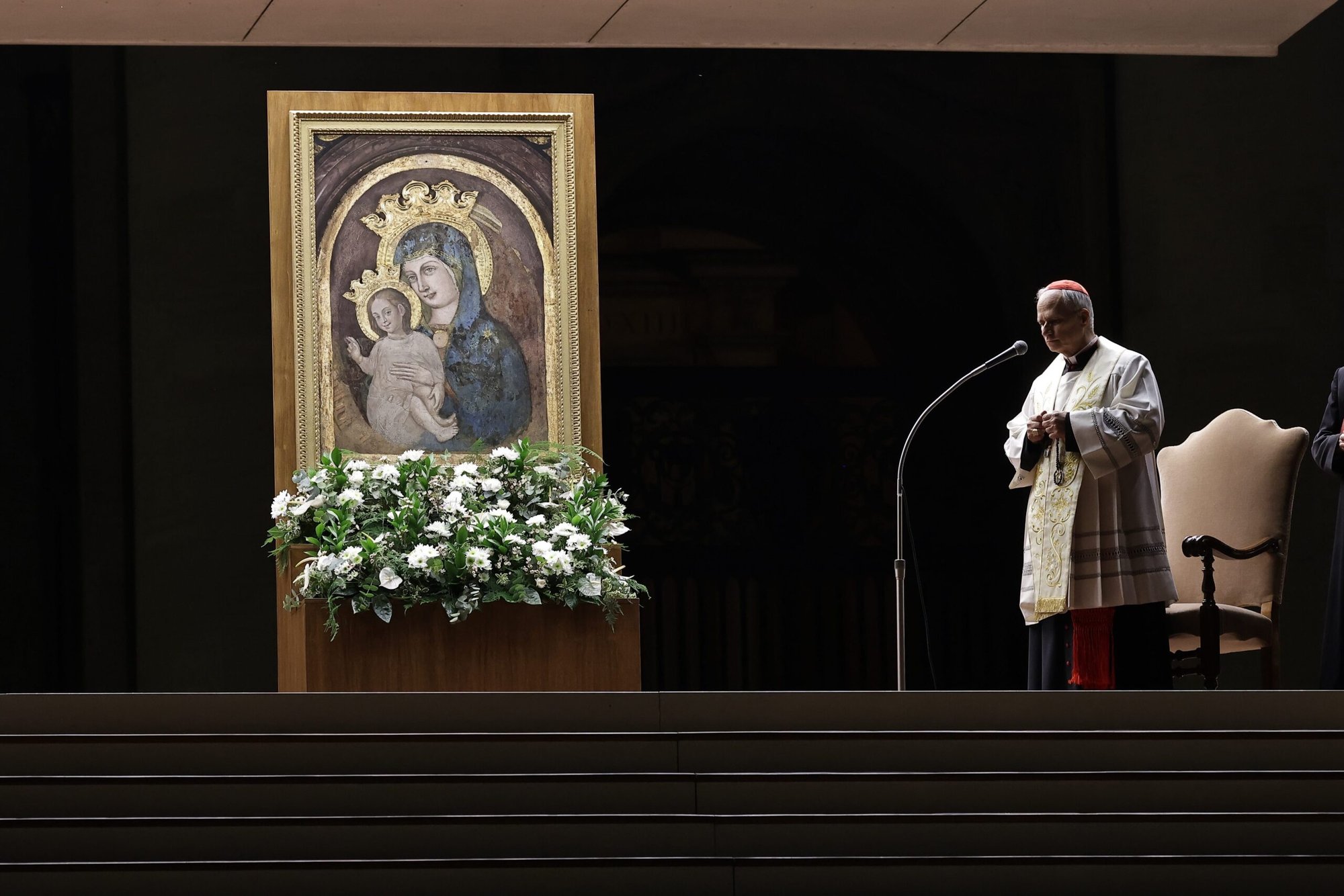 El cardenal estadounidense Robert F. Prevost, prefecto del Dicasterio para los Obispos, dirige el rezo del rosario por el Papa Francisco en la Plaza de San Pedro del Vaticano el 3 de marzo de 2025. (Foto CNS/Pablo Esparza)