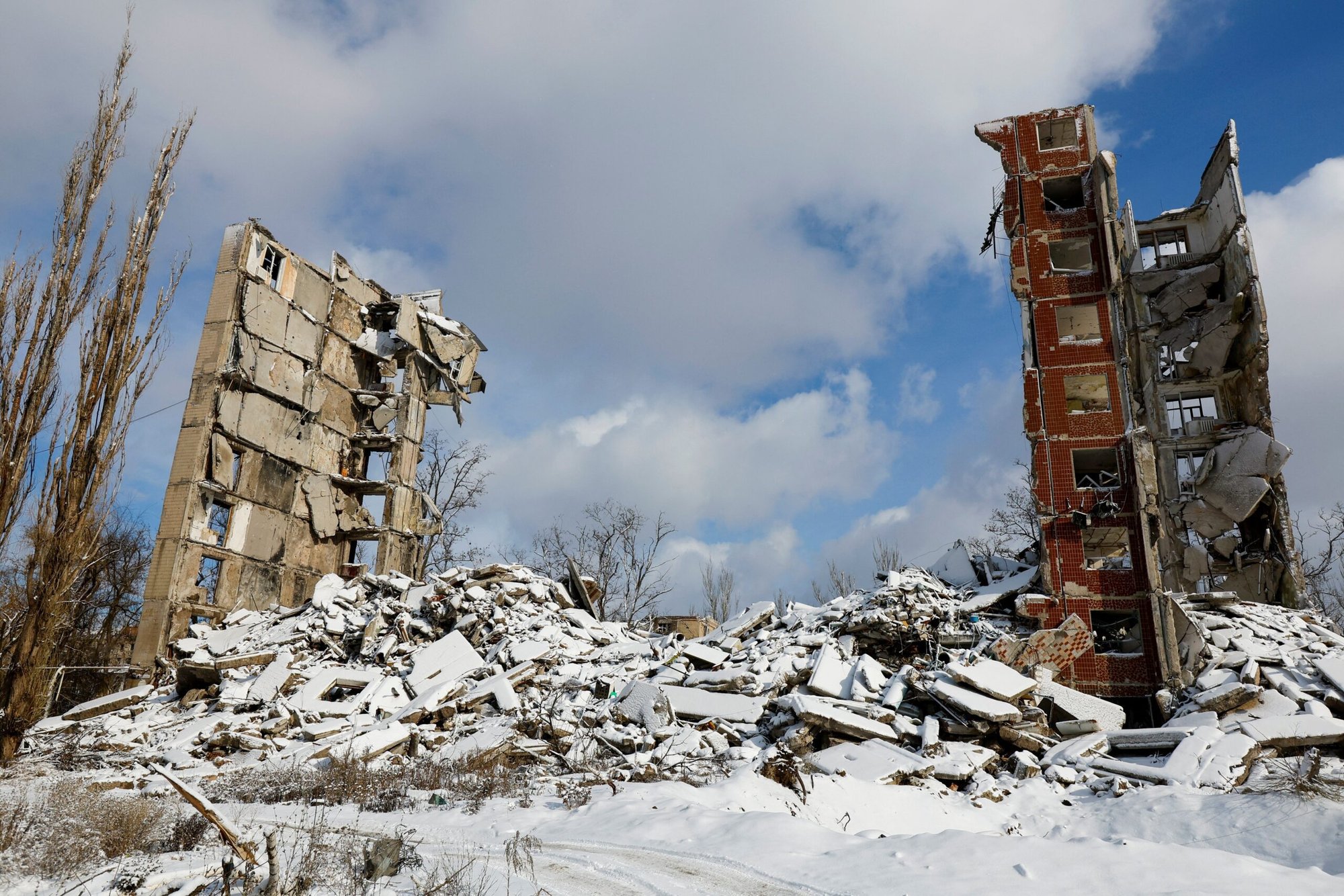 Un edificio residencial destruido en Avdiivka, una región de Ucrania controlada por Rusia, se ve el 16 de febrero de 2025, en medio del actual conflicto entre Rusia y Ucrania. (Foto OSV News/Alexander Ermochenko, Reuters)