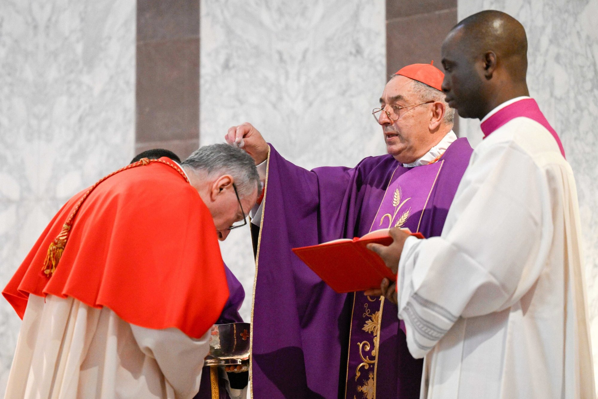 El cardenal Pietro Parolin, secretario de Estado vaticano, recibe la ceniza del cardenal Angelo De Donatis, jefe de la Penitenciaría Apostólica, durante la misa del Miércoles de Ceniza en la basílica de Santa Sabina de Roma el 5 de marzo de 2025. El Papa Francisco, que se encuentra hospitalizado, pidió al cardenal De Donatis que presidiera la liturgia. (CNS photo/Vatican Media)
