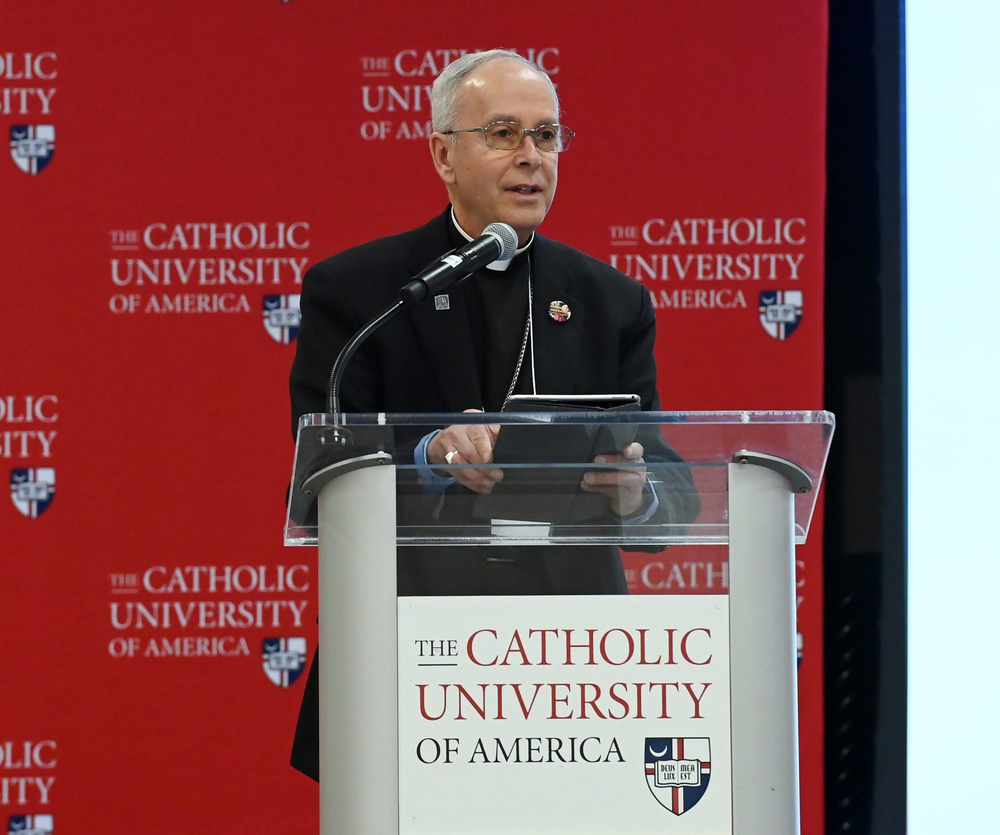 El obispo Mark J. Seitz de El Paso, Texas, habla en la Universidad Católica de América en Washington el 4 de marzo de 2025, durante un evento sobre «Comprender la migración desde una perspectiva católica». El obispo es el presidente del Comité sobre Migración de la Conferencia de Obispos Católicos de Estados Unidos. (Foto OSV News/Patrick Ryan, cortesía de The Catholic University of America)
