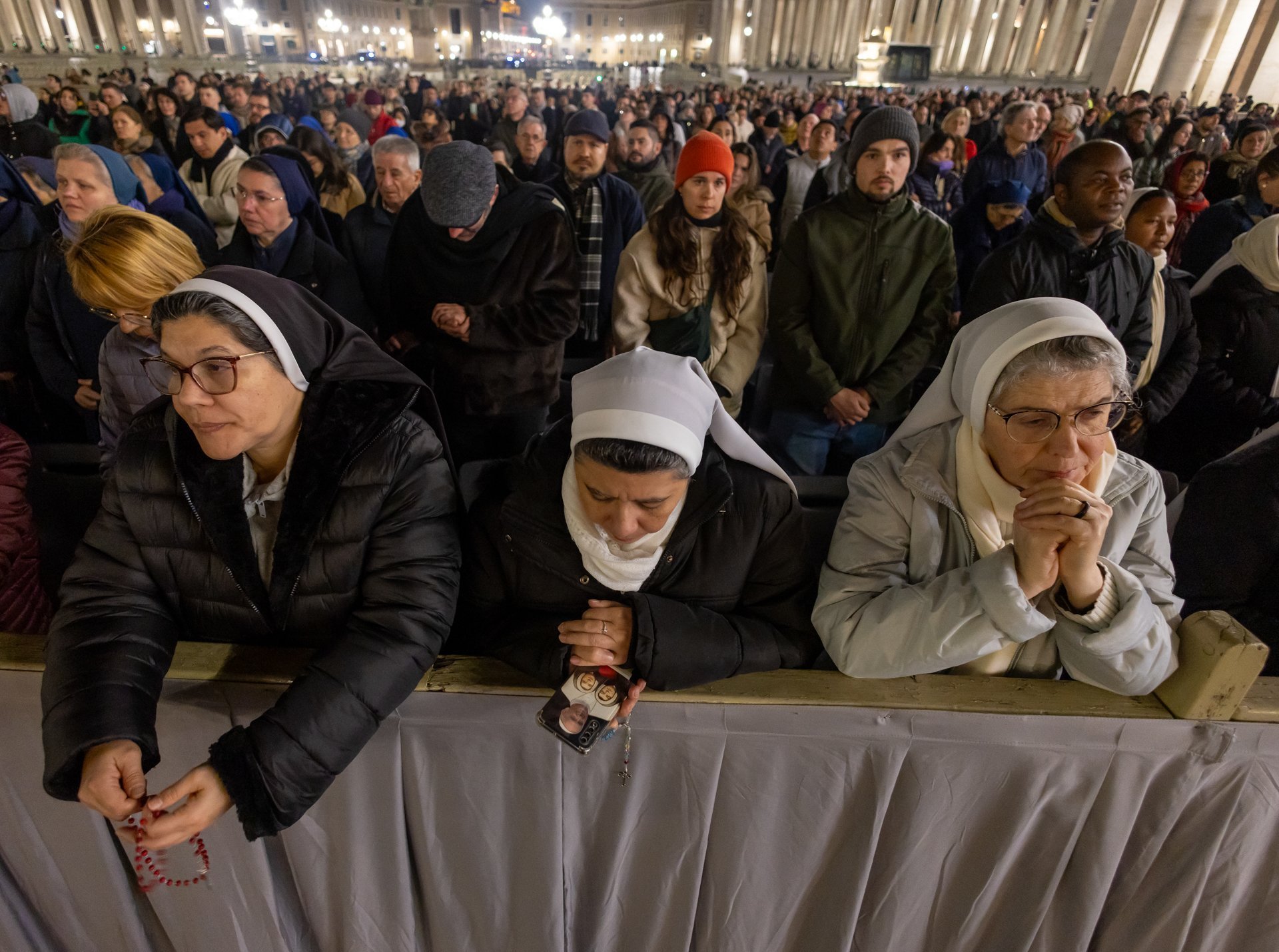 Religiosas se unen a cientos de personas para rezar el rosario por la salud del Papa Francisco en la Plaza de San Pedro del Vaticano el 6 de marzo de 2025. (CNS photo/Pablo Esparza)