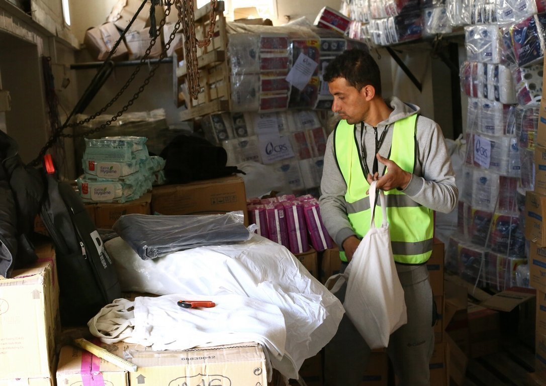 En una foto de archivo, un trabajador humanitario empaqueta suministros de ayuda de Catholic Relief Services en Rafah, en el sur de la Franja de Gaza, para distribuirlos entre los desplazados de Gaza, devastada por la guerra. (Foto OSV News/Mohammad Al Hout para CRS)