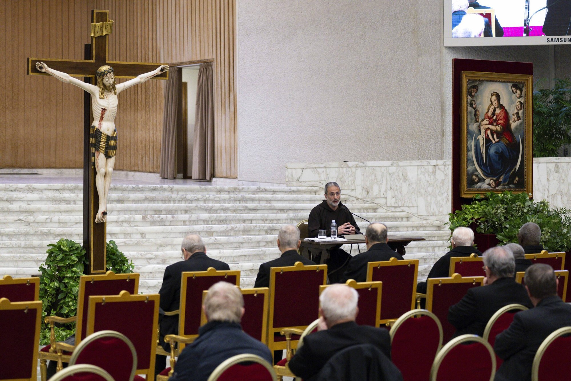 El padre capuchino Roberto Pasolini, predicador de la casa pontificia, dirige el retiro de Cuaresma para cardenales y altos funcionarios de la Curia Romana en el Aula de Audiencias Pablo VI del Vaticano el 12 de marzo de 2025. (Foto CNS/Vatican Media)