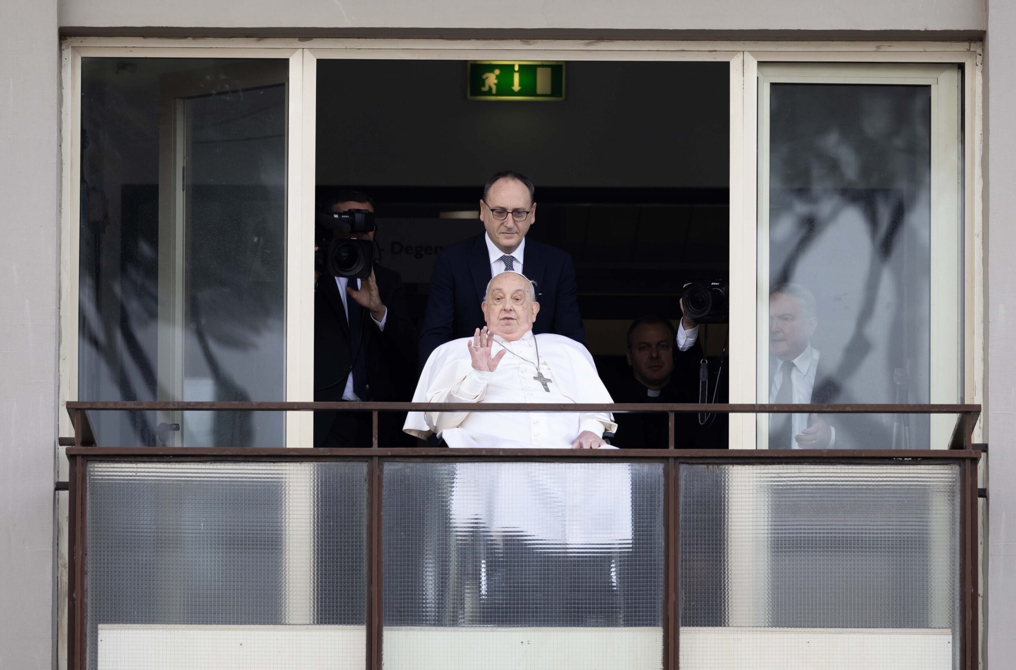 El Papa Francisco saluda a los fieles en el hospital Gemelli de Roma antes de regresar al Vaticano el 23 de marzo de 2025, después de 38 días de tratamiento en el hospital. (Foto CNS/Vatican Media)